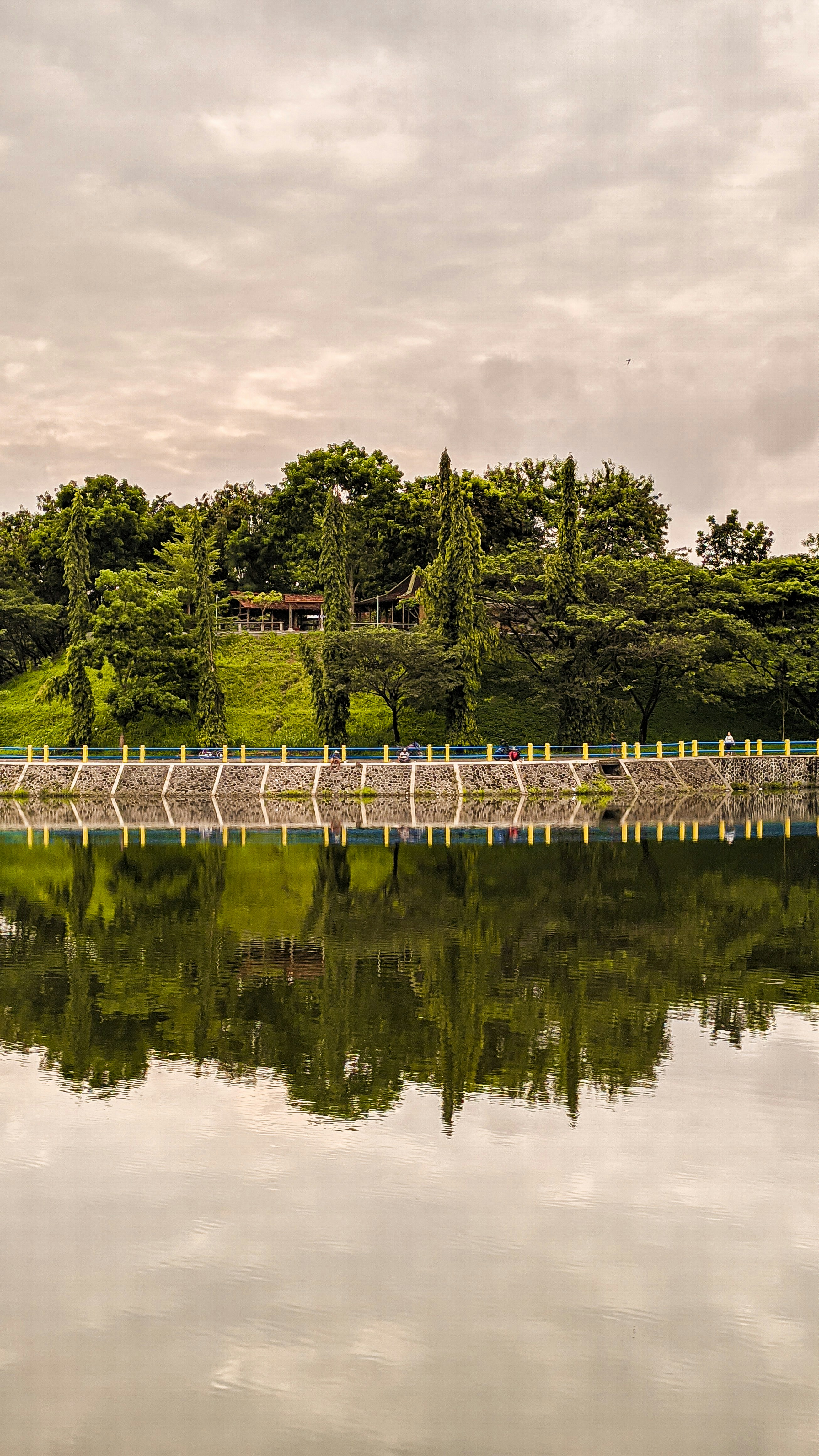 Un puente sobre un cuerpo de agua con árboles al fondo