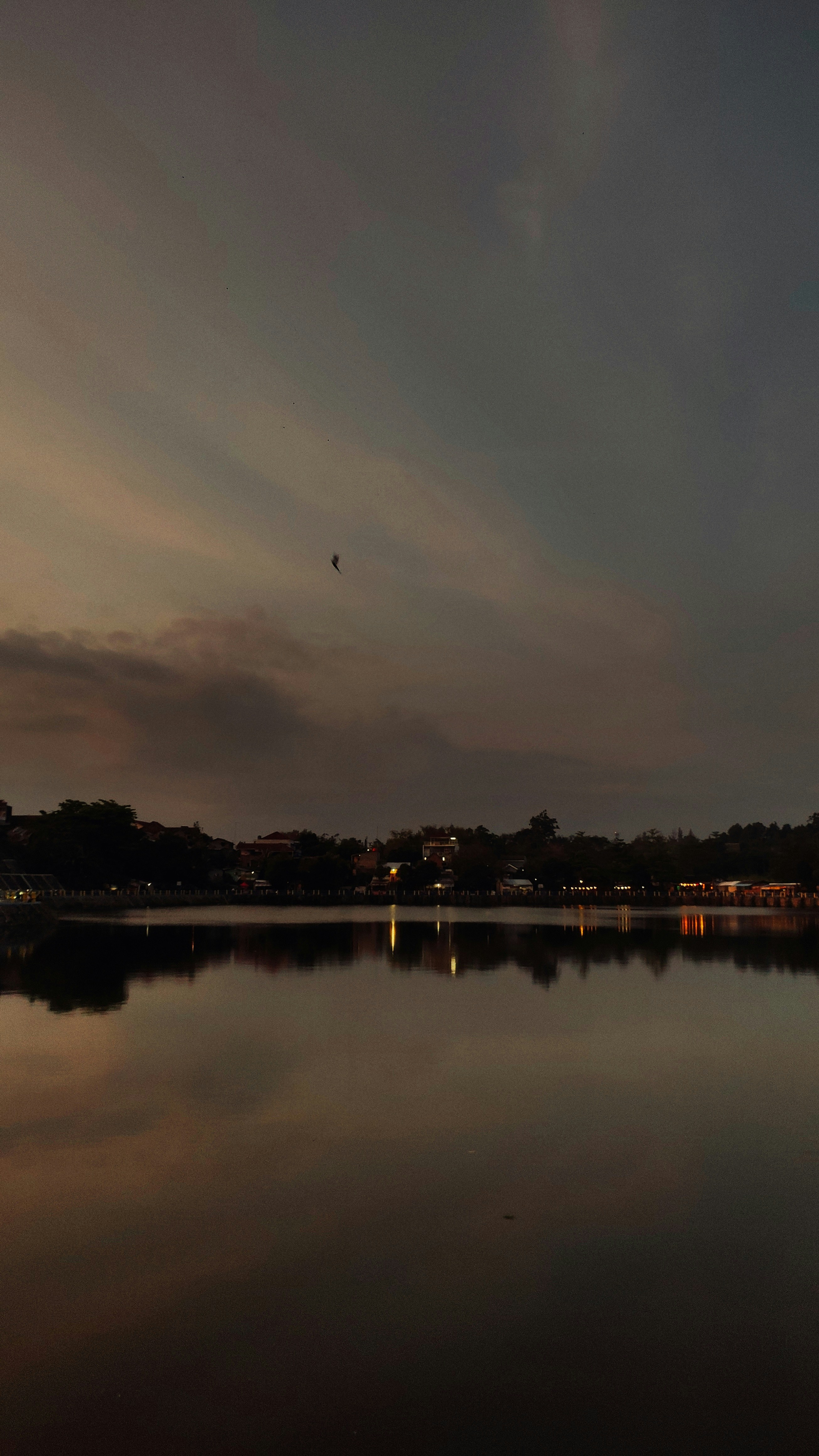 una gran masa de agua con un cielo al fondo