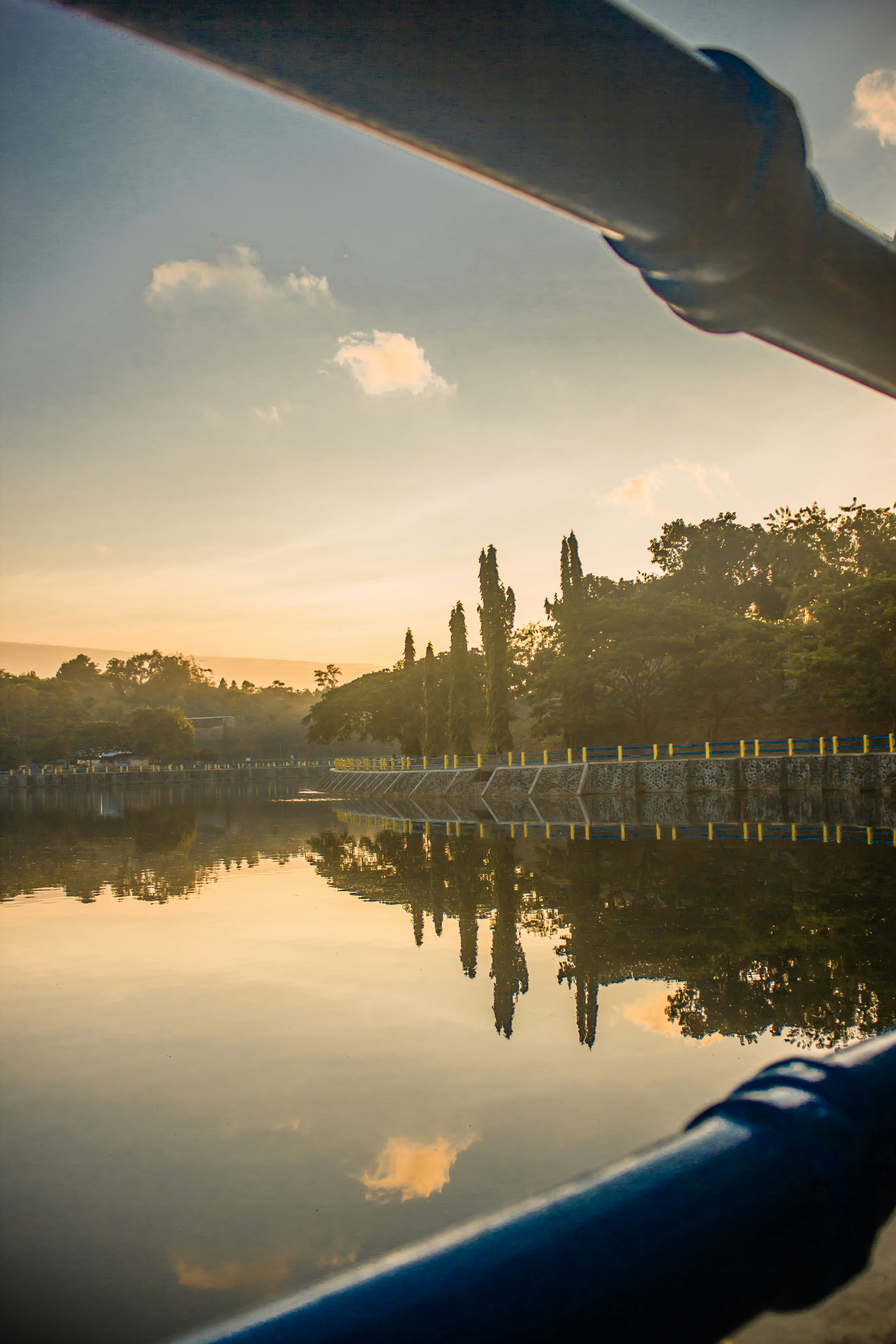 Un cuerpo de agua con un puente al fondo