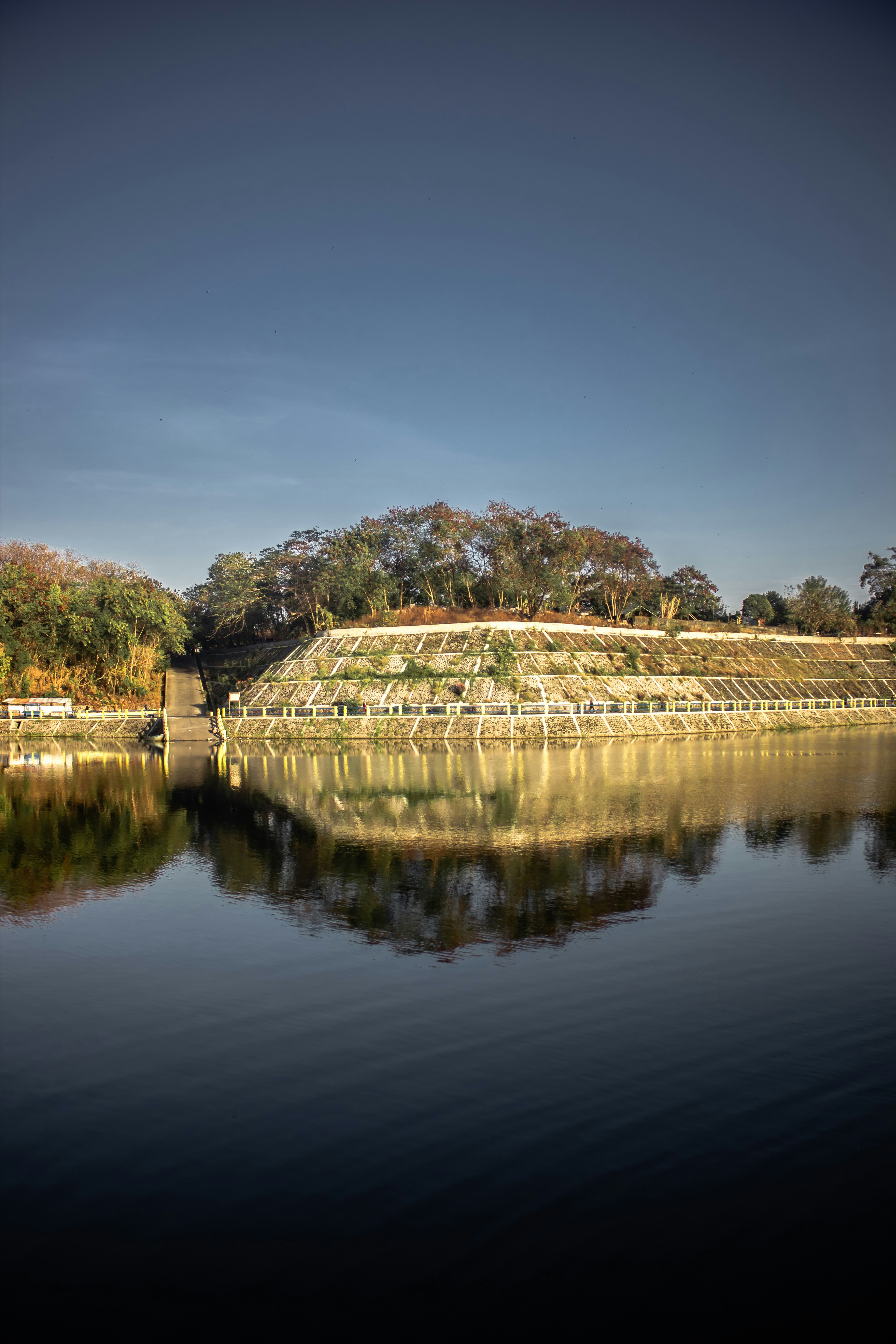 una gran masa de agua rodeada de árboles