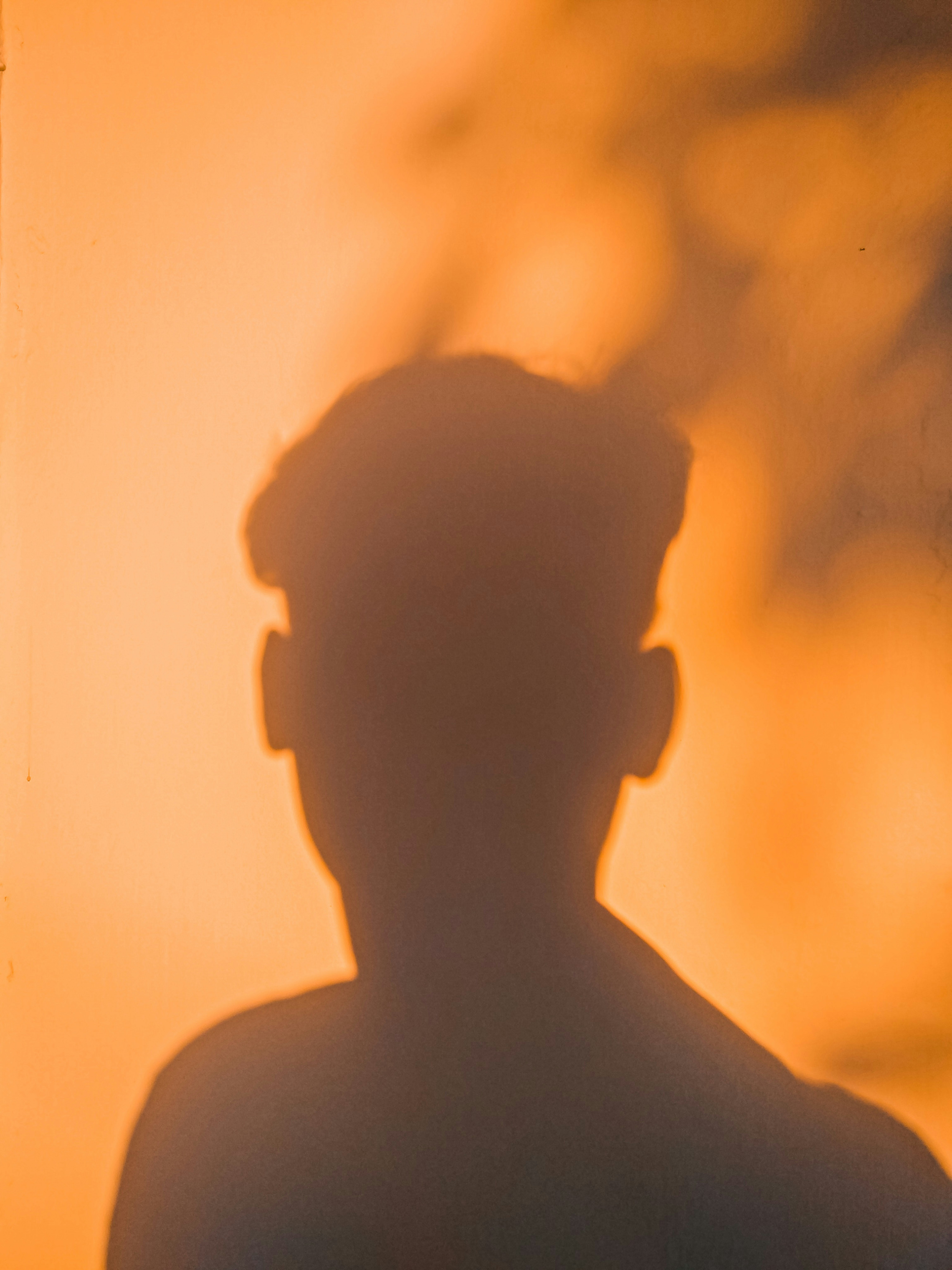 la sombra de un hombre con un sombrero puesto