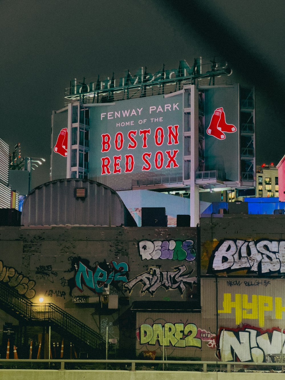 Una vista del estadio de los Medias Rojas de Boston desde el otro lado de la calle