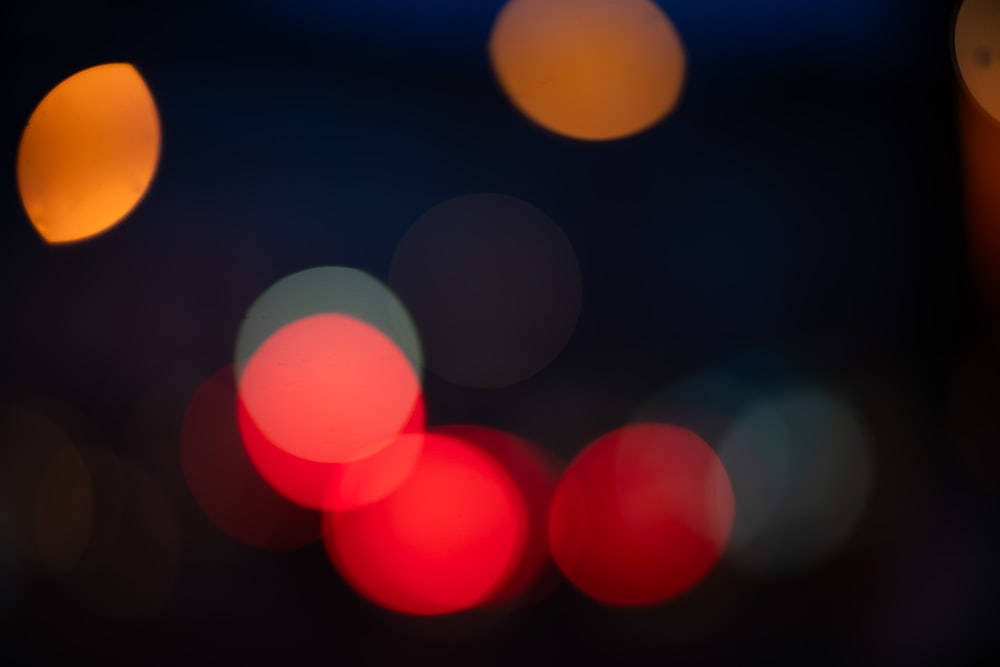 a blurry photo of a red and yellow traffic light