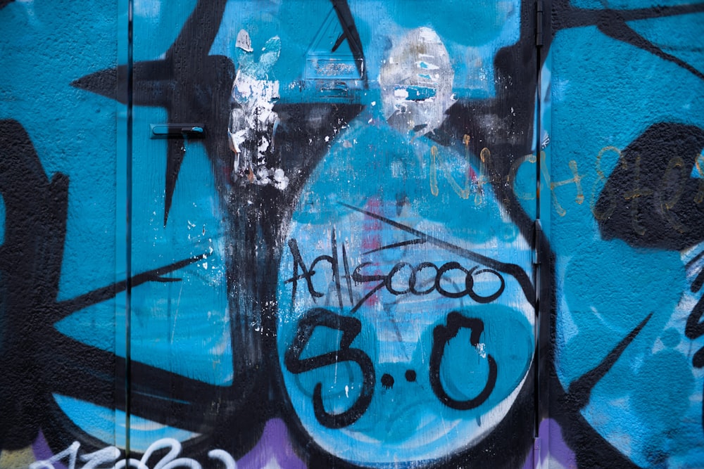 un mur couvert de graffitis avec une horloge dessus