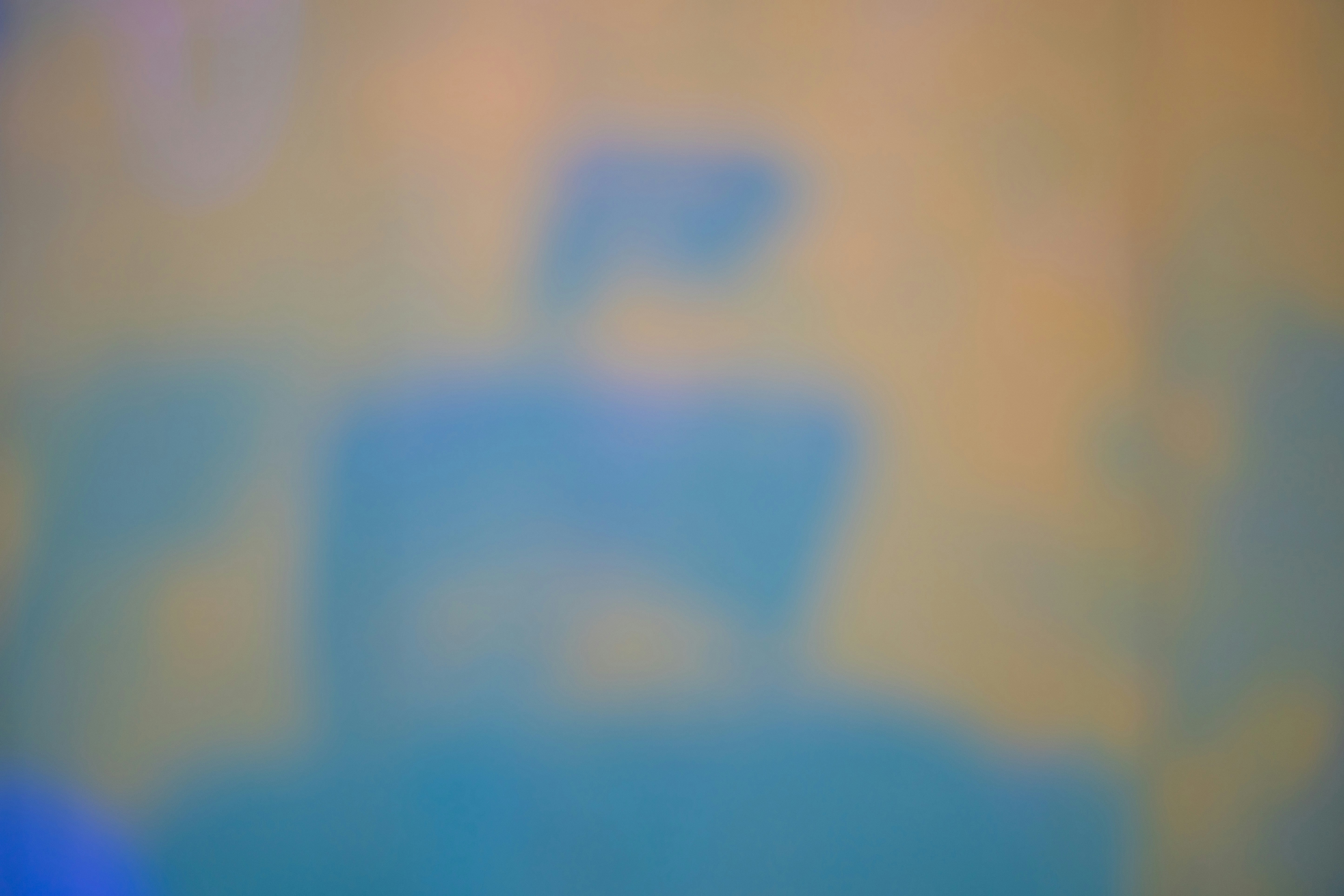 una foto borrosa de un objeto azul