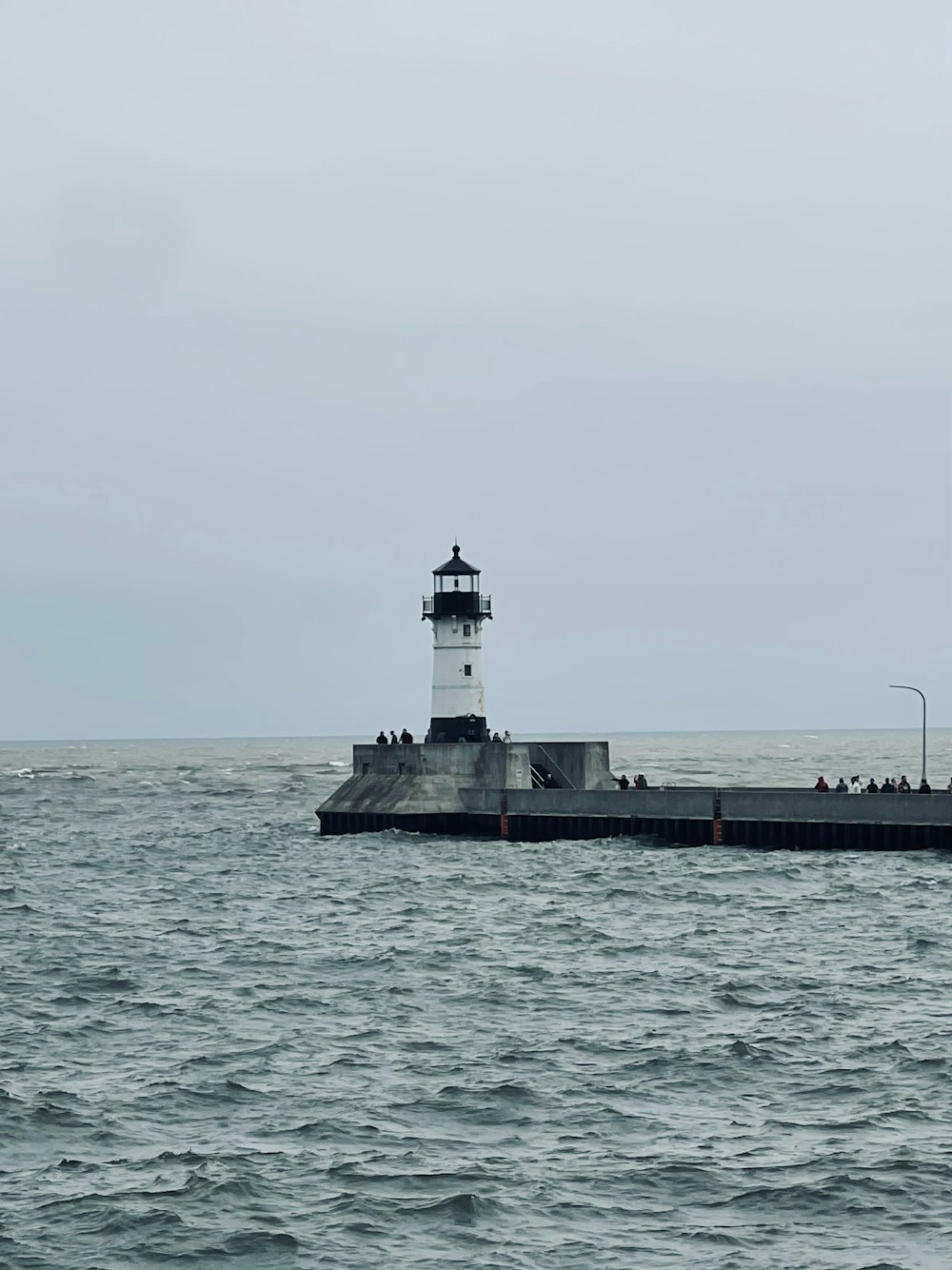 海に面した桟橋の上に佇む灯台