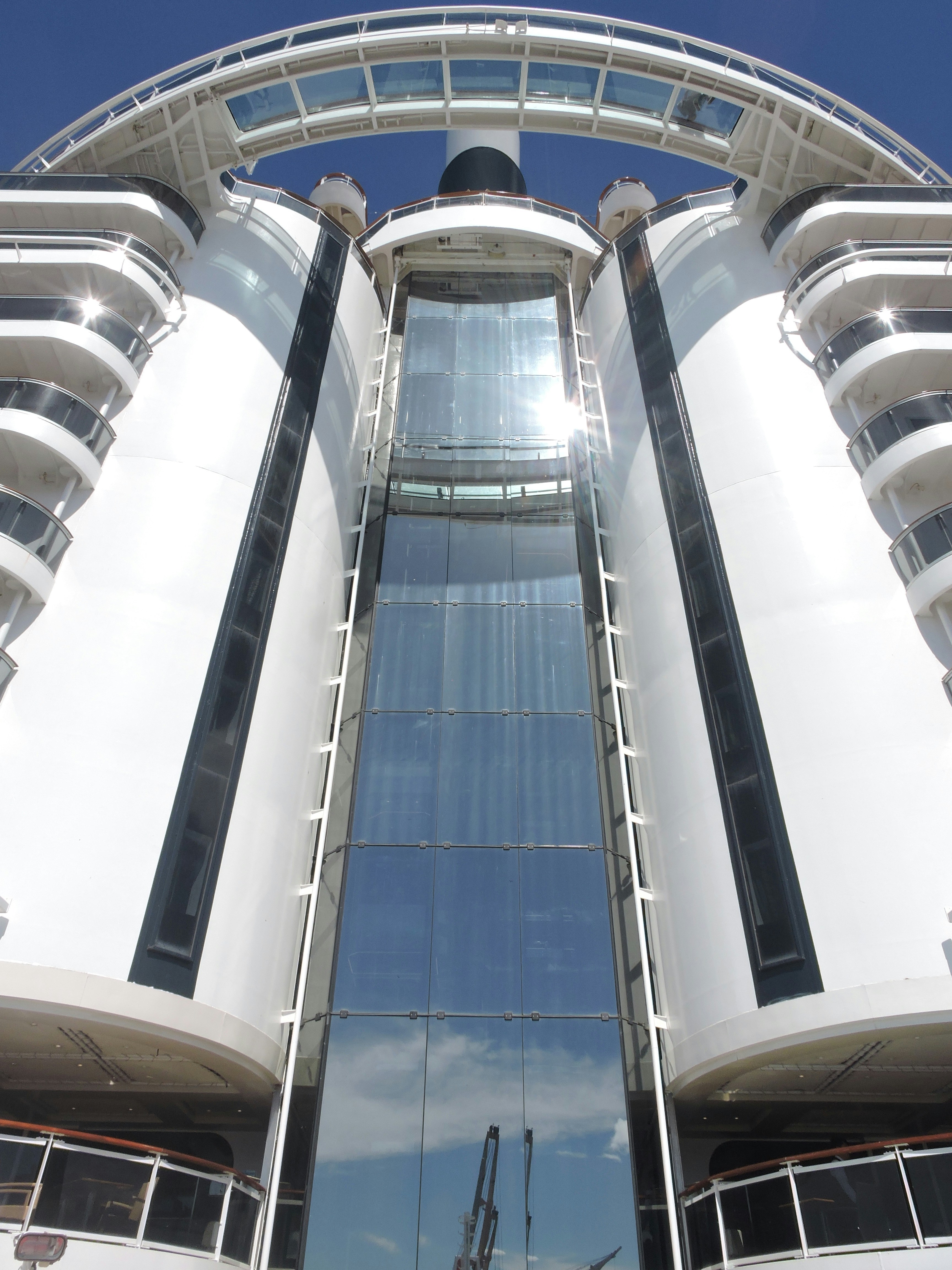 un grande edificio bianco con uno sfondo di cielo