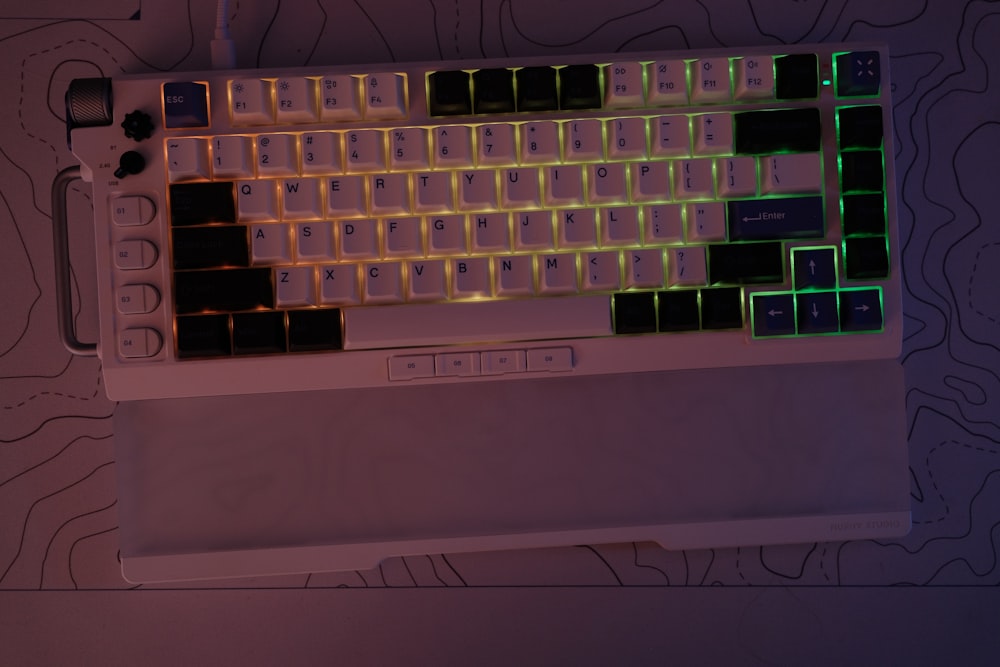 una tastiera del computer con tasti luminosi su di essa