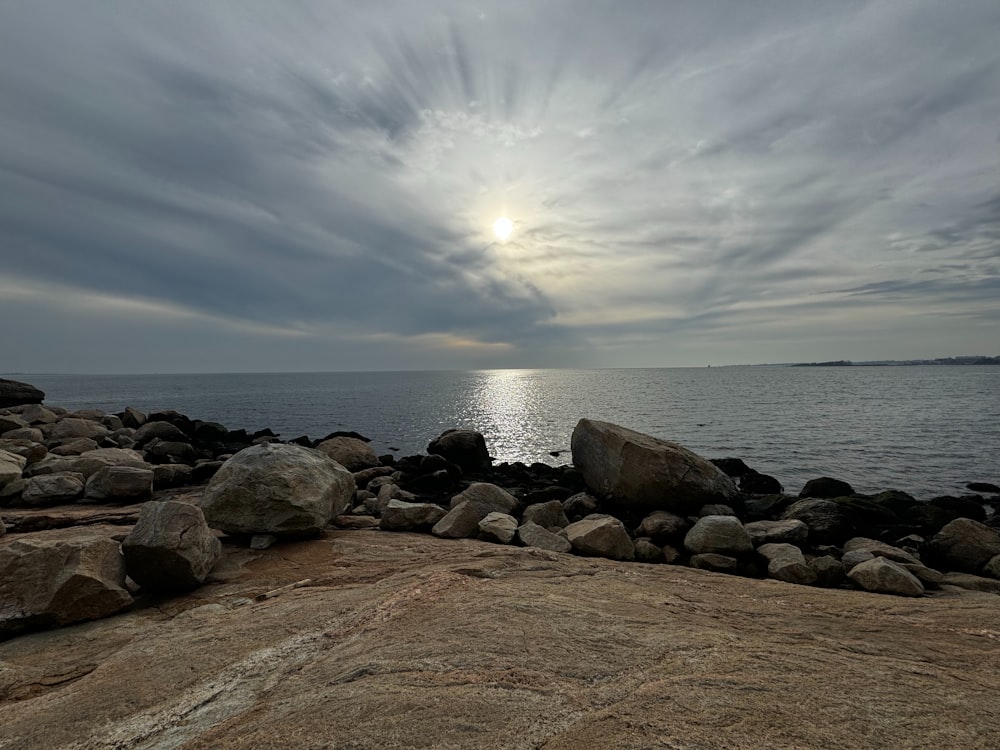 Le soleil brille à travers les nuages au-dessus de l’océan