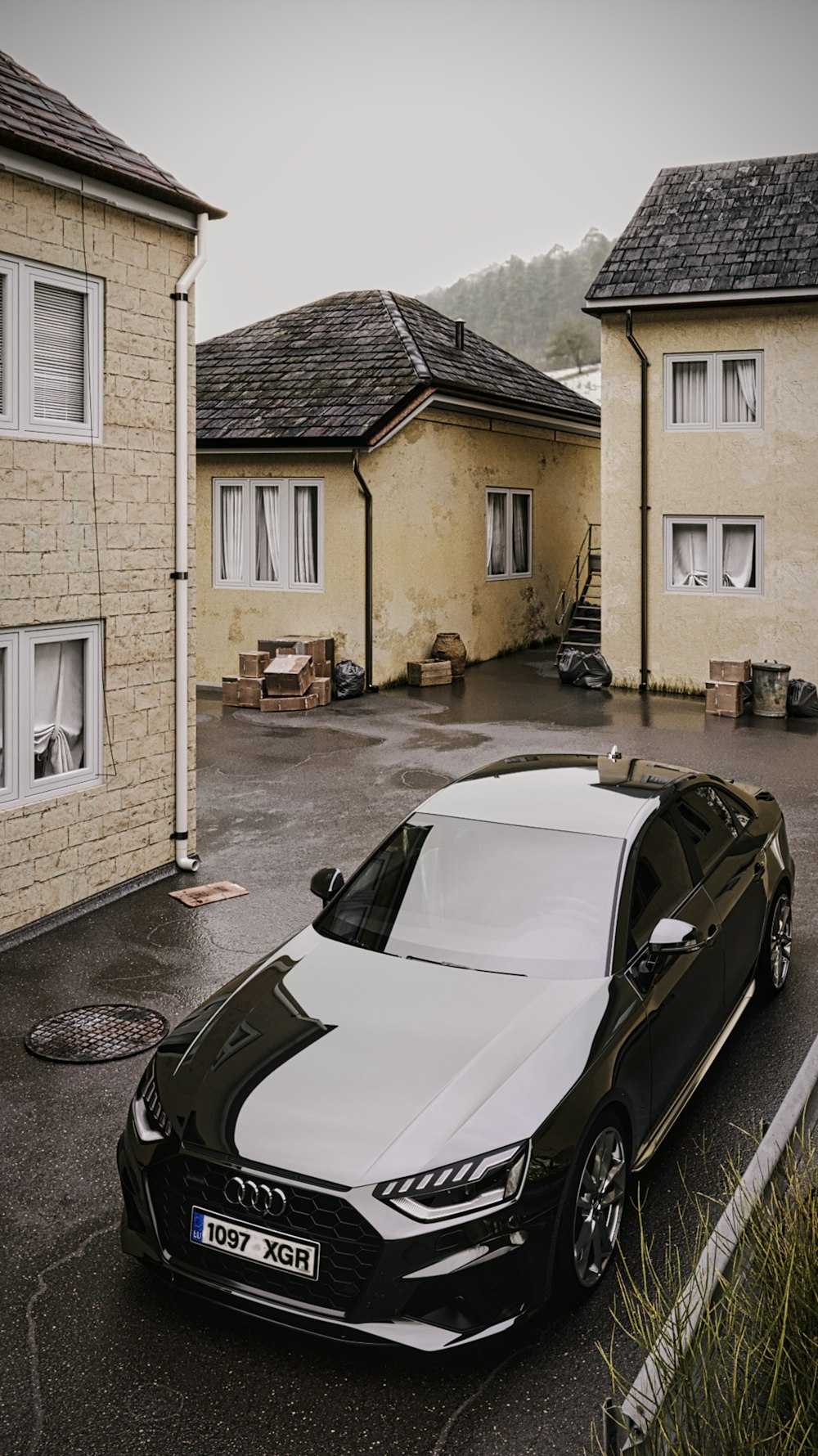 Un coche blanco y negro aparcado frente a una casa