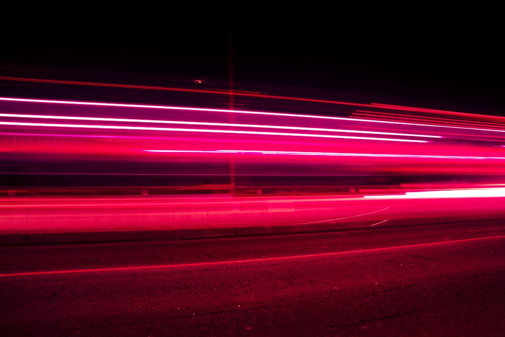 una foto borrosa de una calle por la noche