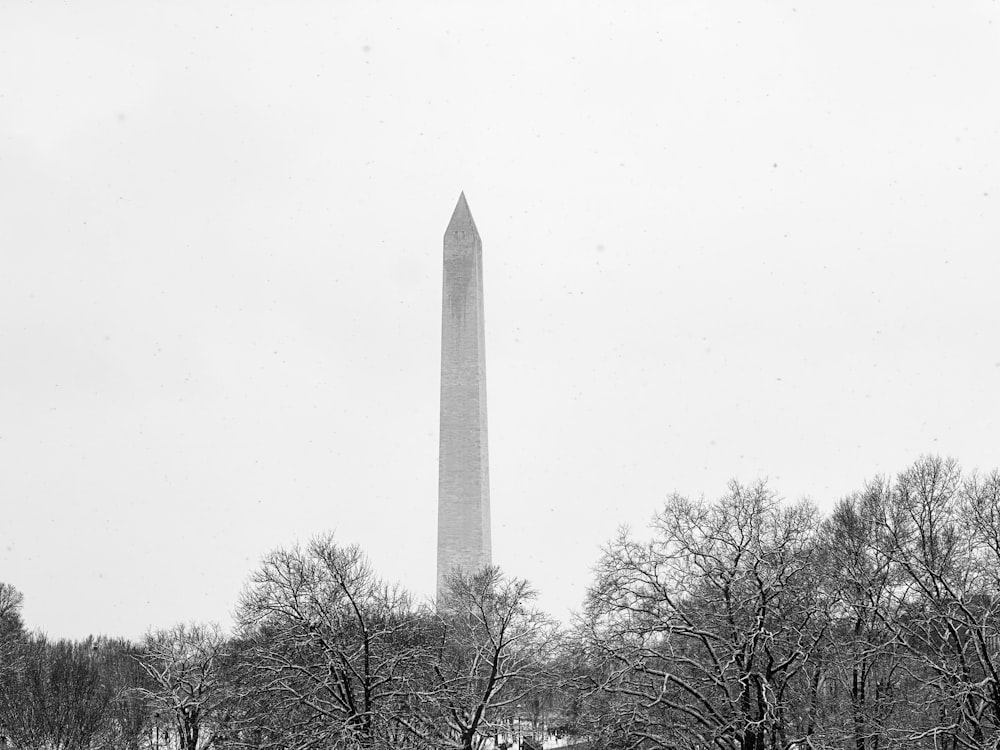 a black and white photo of the washington monument