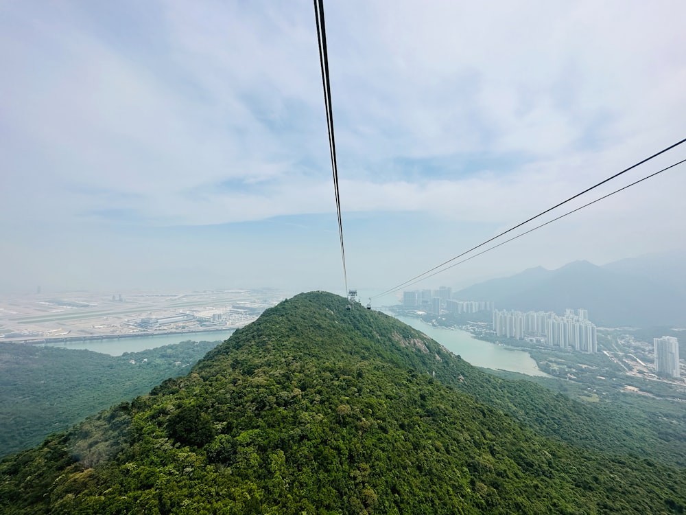 una vista de una montaña con un cable que la pasa por encima