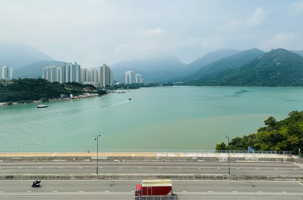 Una gran masa de agua con una ciudad al fondo