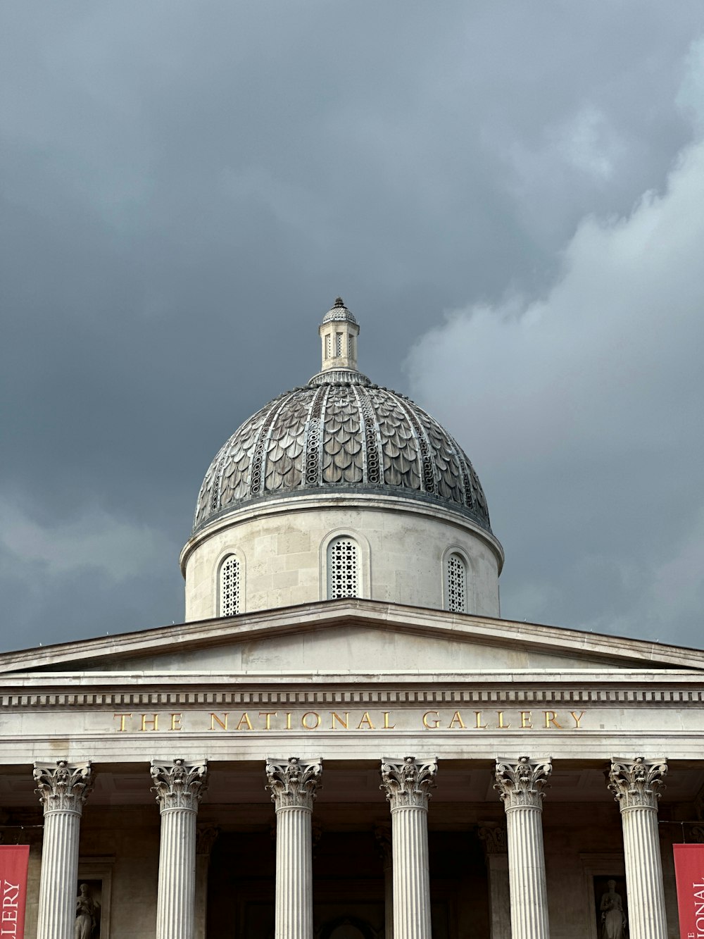 un grande edificio con una cupola in cima