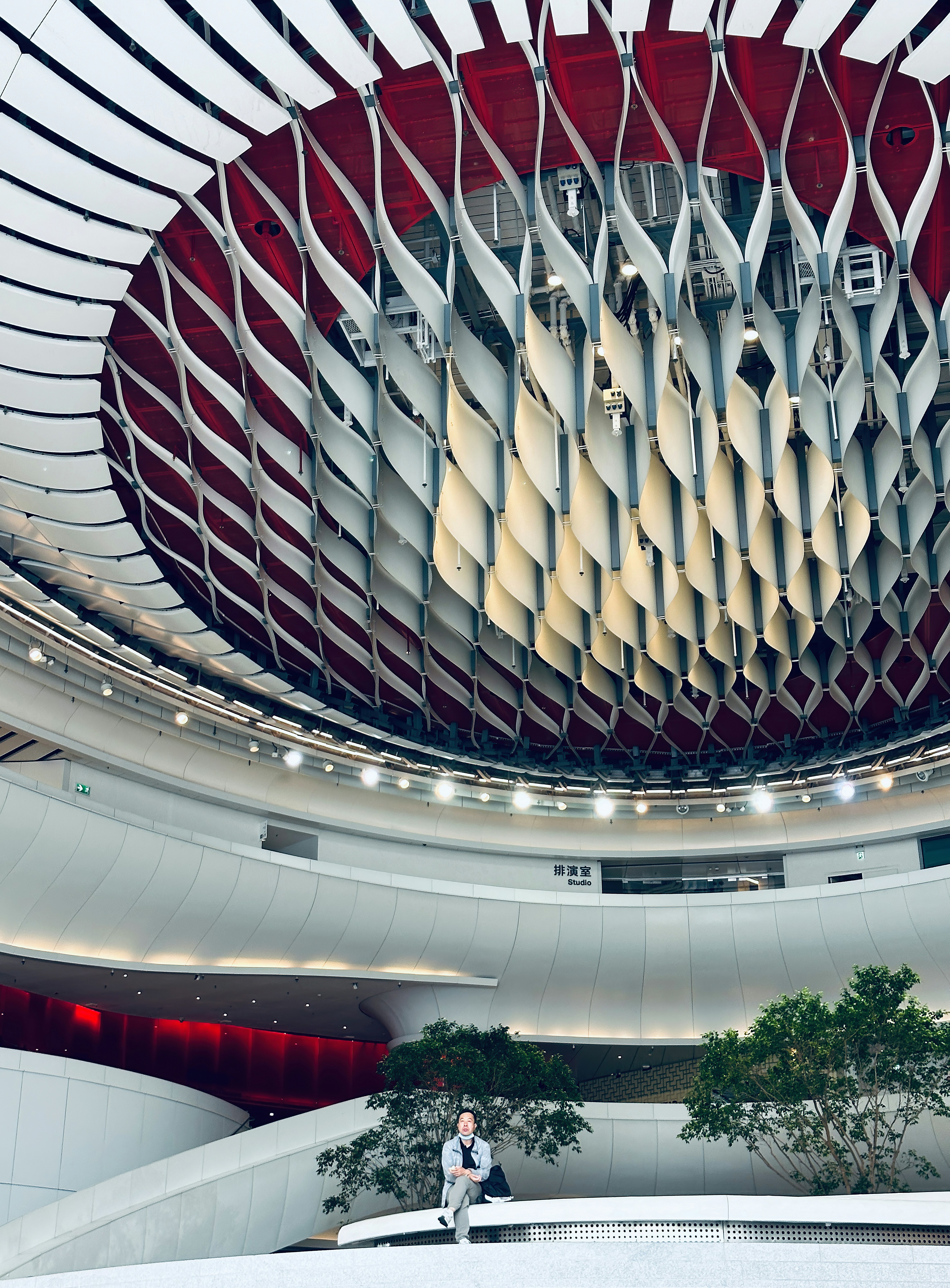 Un hombre sentado en un banco dentro de un edificio