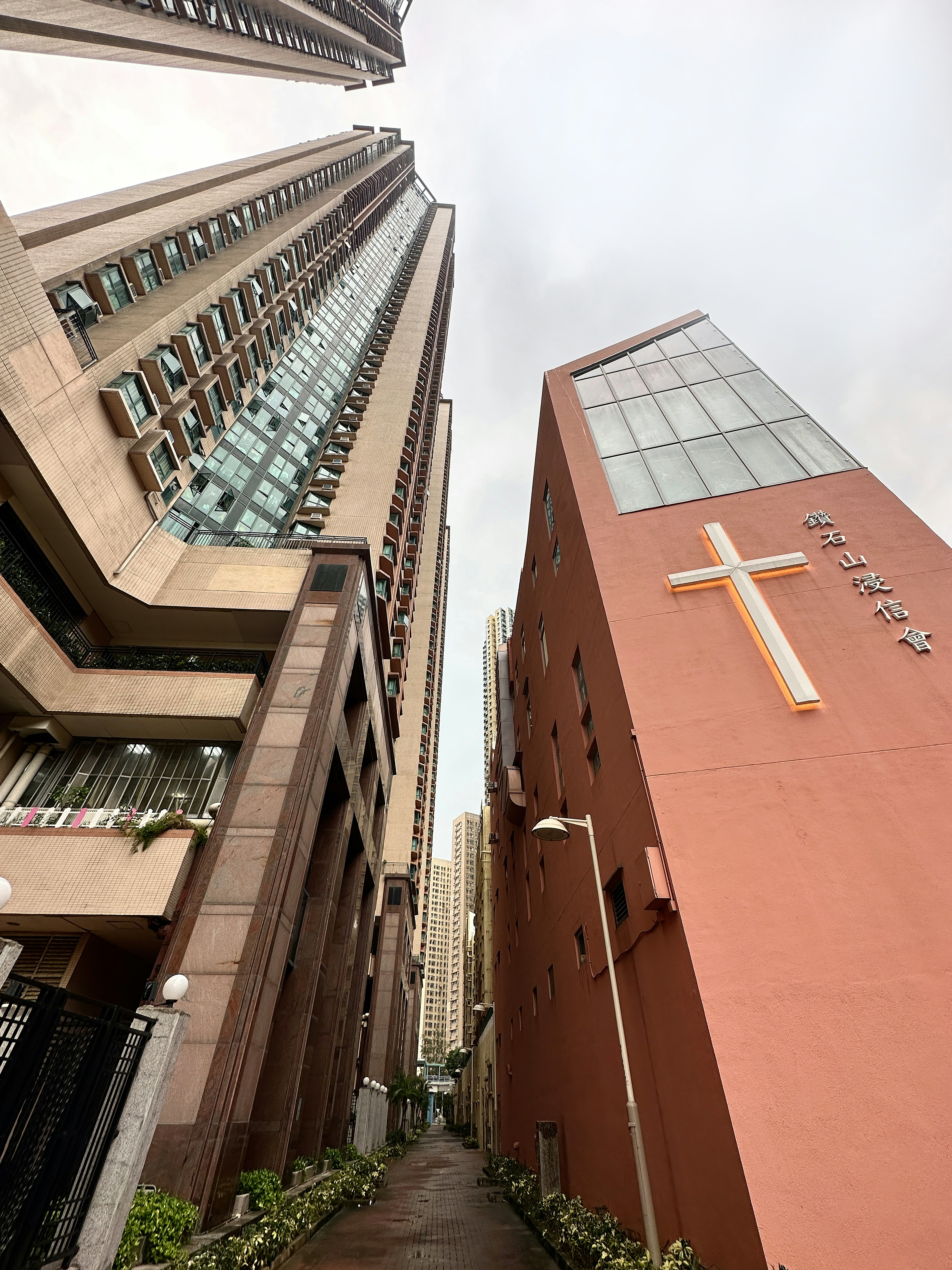 un edificio alto con una cruz a un lado