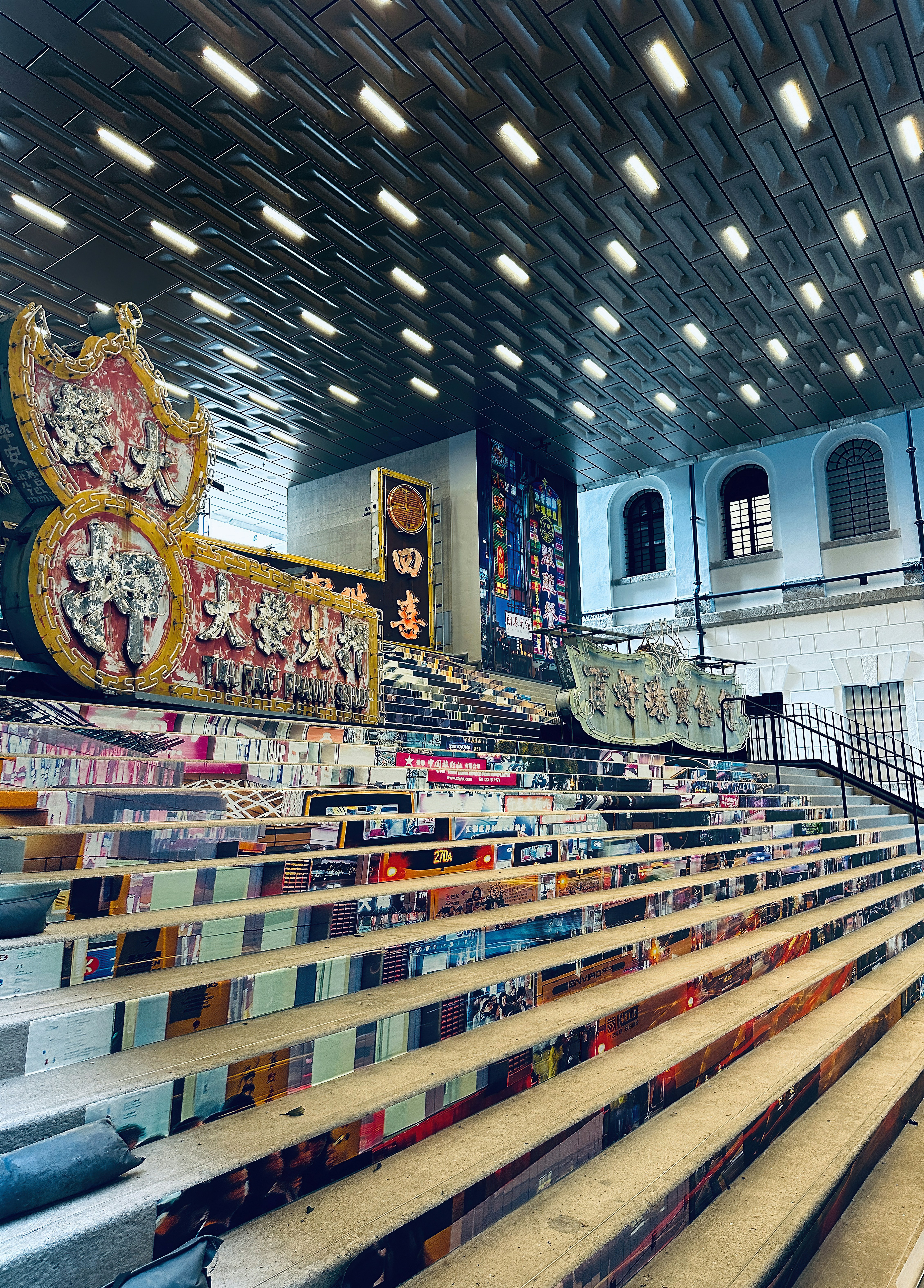 un montón de escaleras que están en un edificio