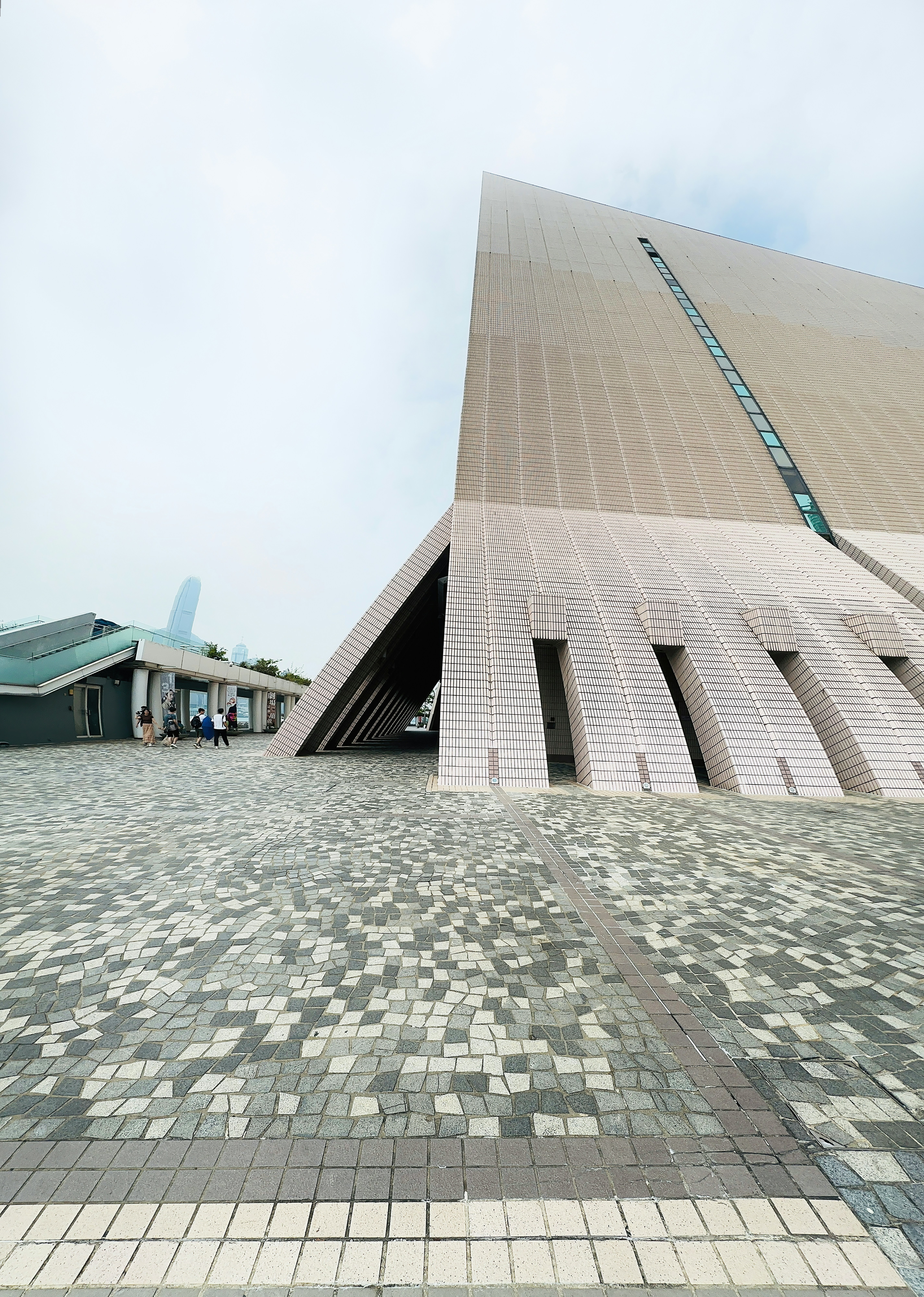 Un gran edificio con un triángulo muy alto en la parte superior