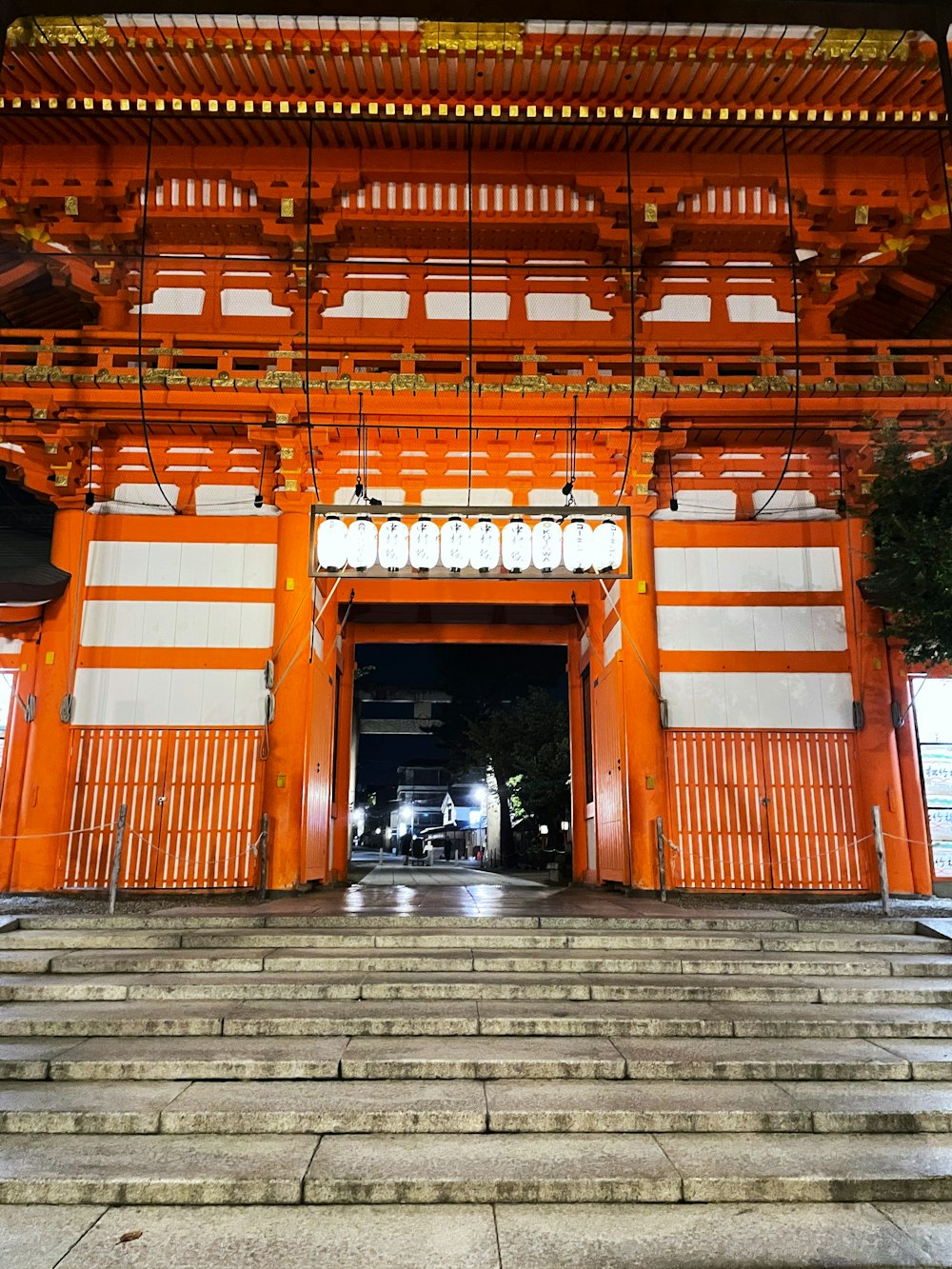 un grand bâtiment orange avec des escaliers qui y mènent