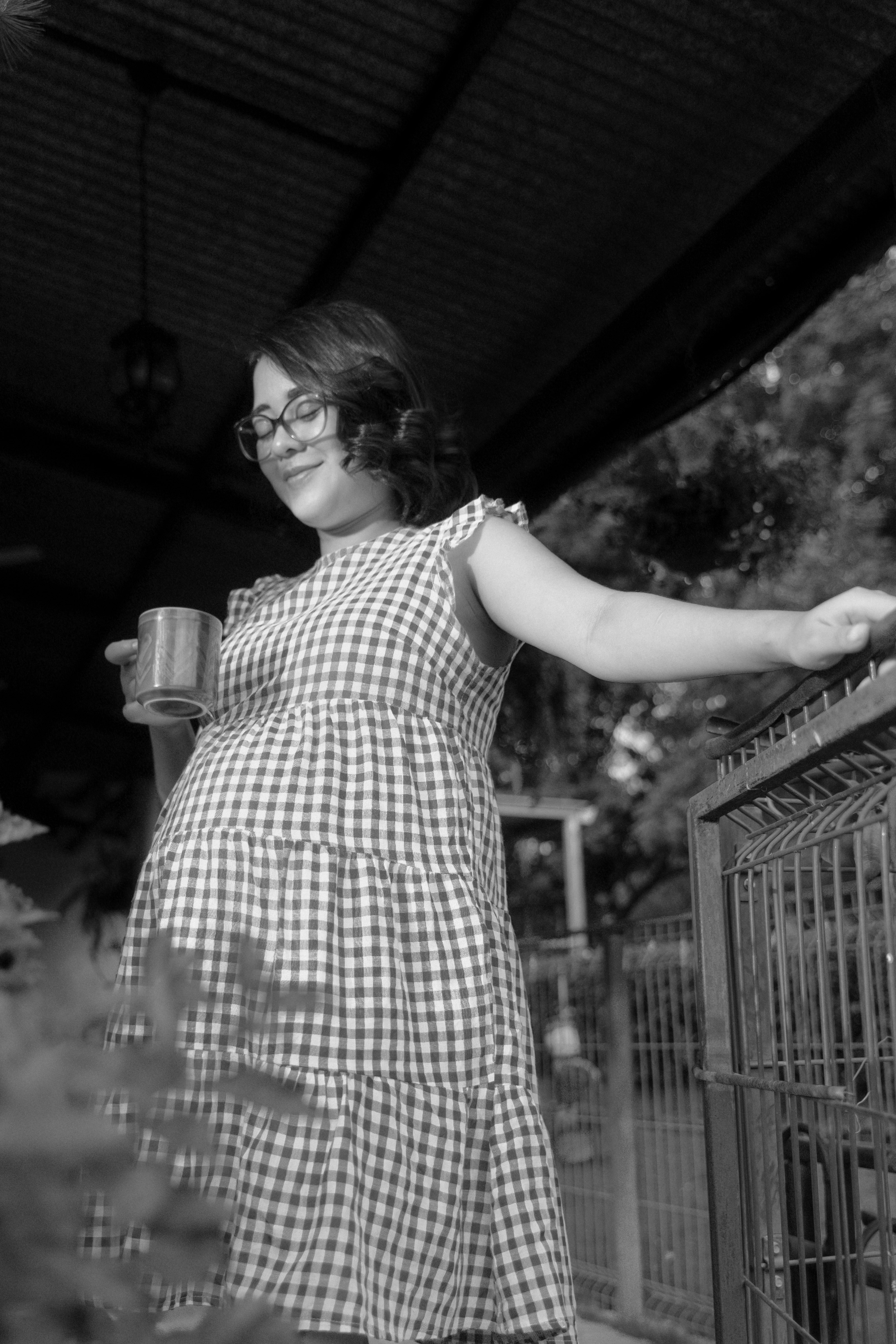 foto hitam putih seorang wanita bergaun