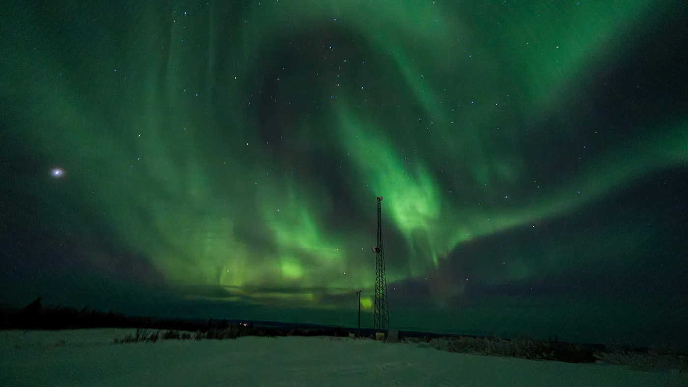 Nordlichter über einer verschneiten Winterlandschaft bei Fairbanks