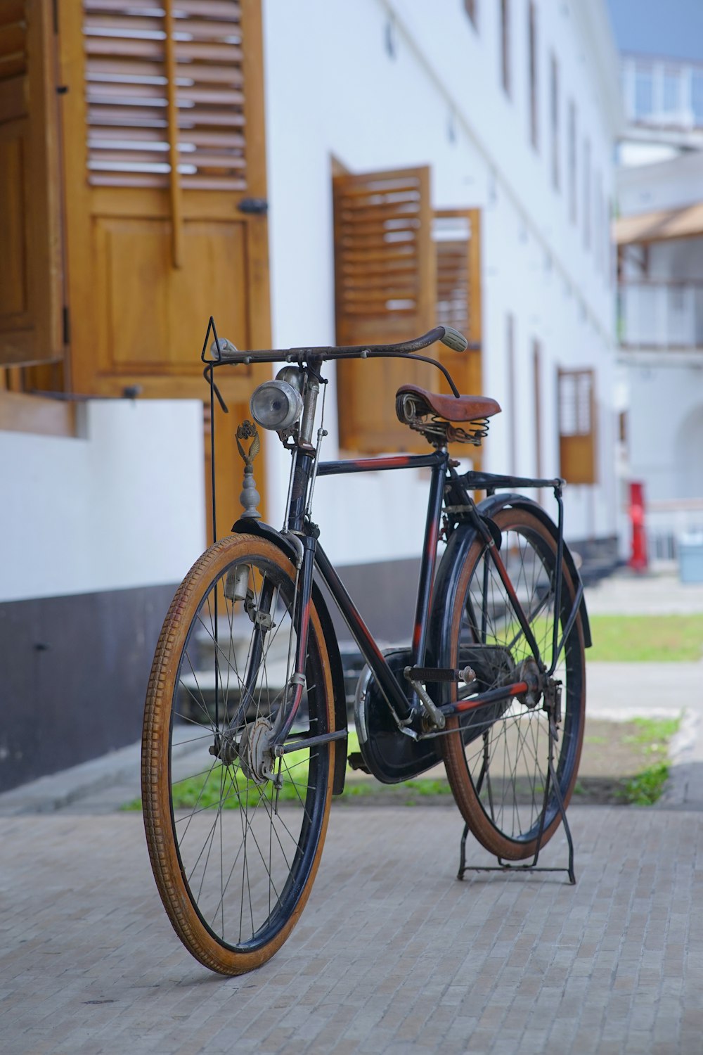 a bicycle parked on a sidewalk in front of a building