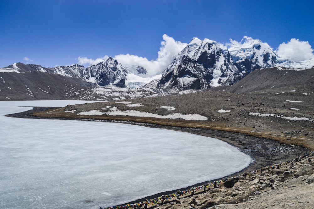 Un grande specchio d'acqua circondato da montagne