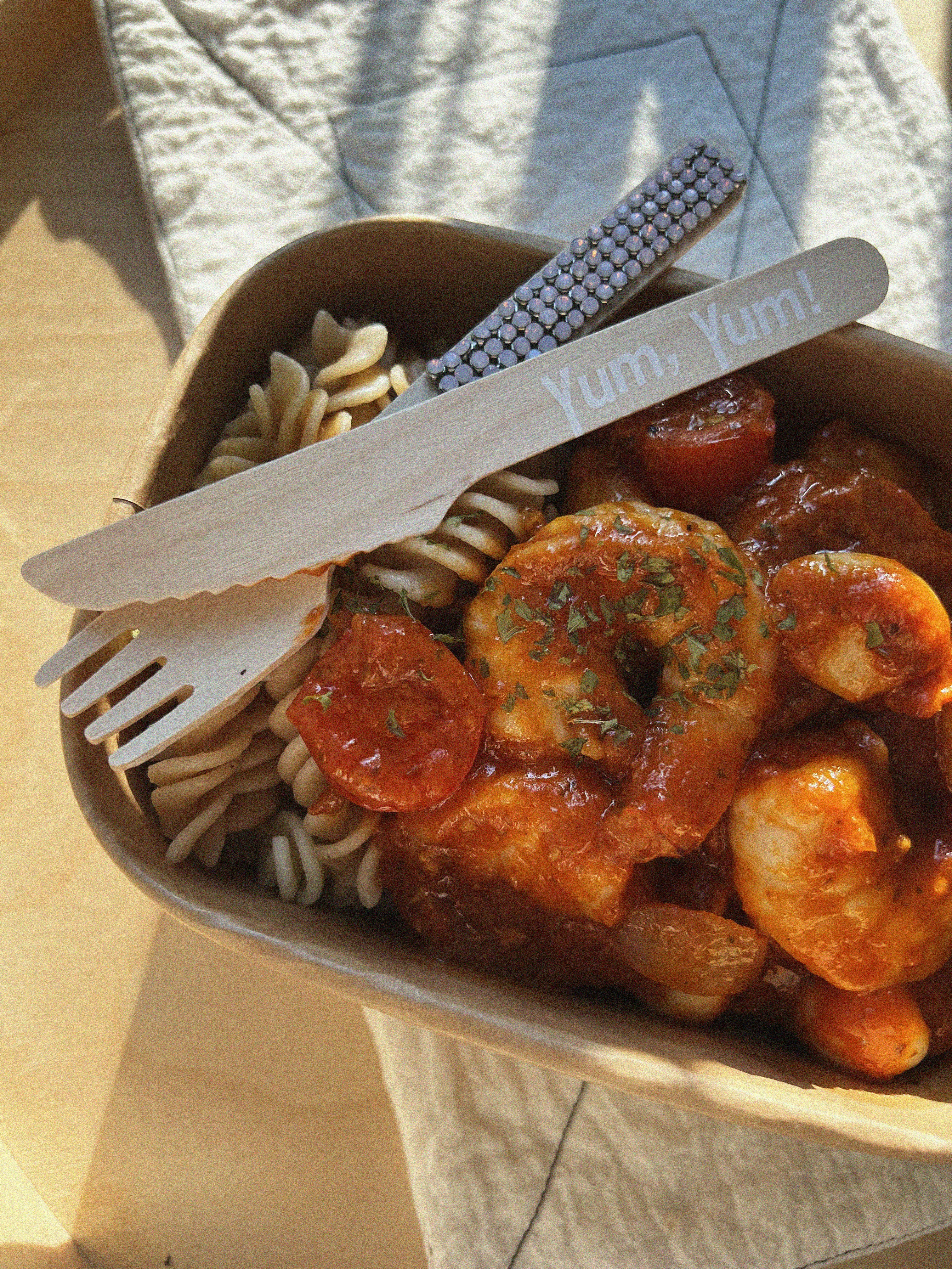 Fotomural a bowl of pasta with shrimp and tomato sauce
