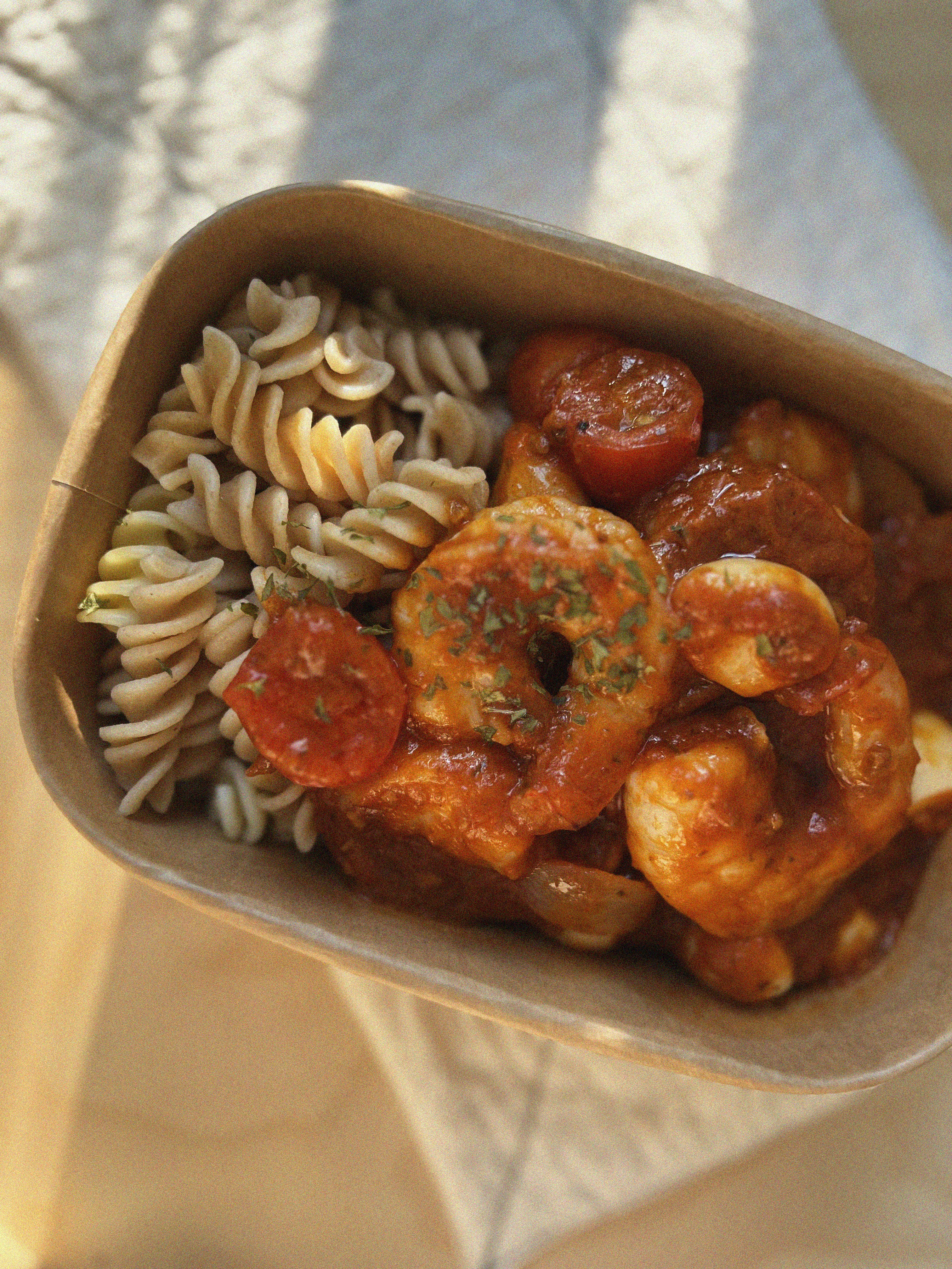 Fotomural a close up of a bowl of food with pasta