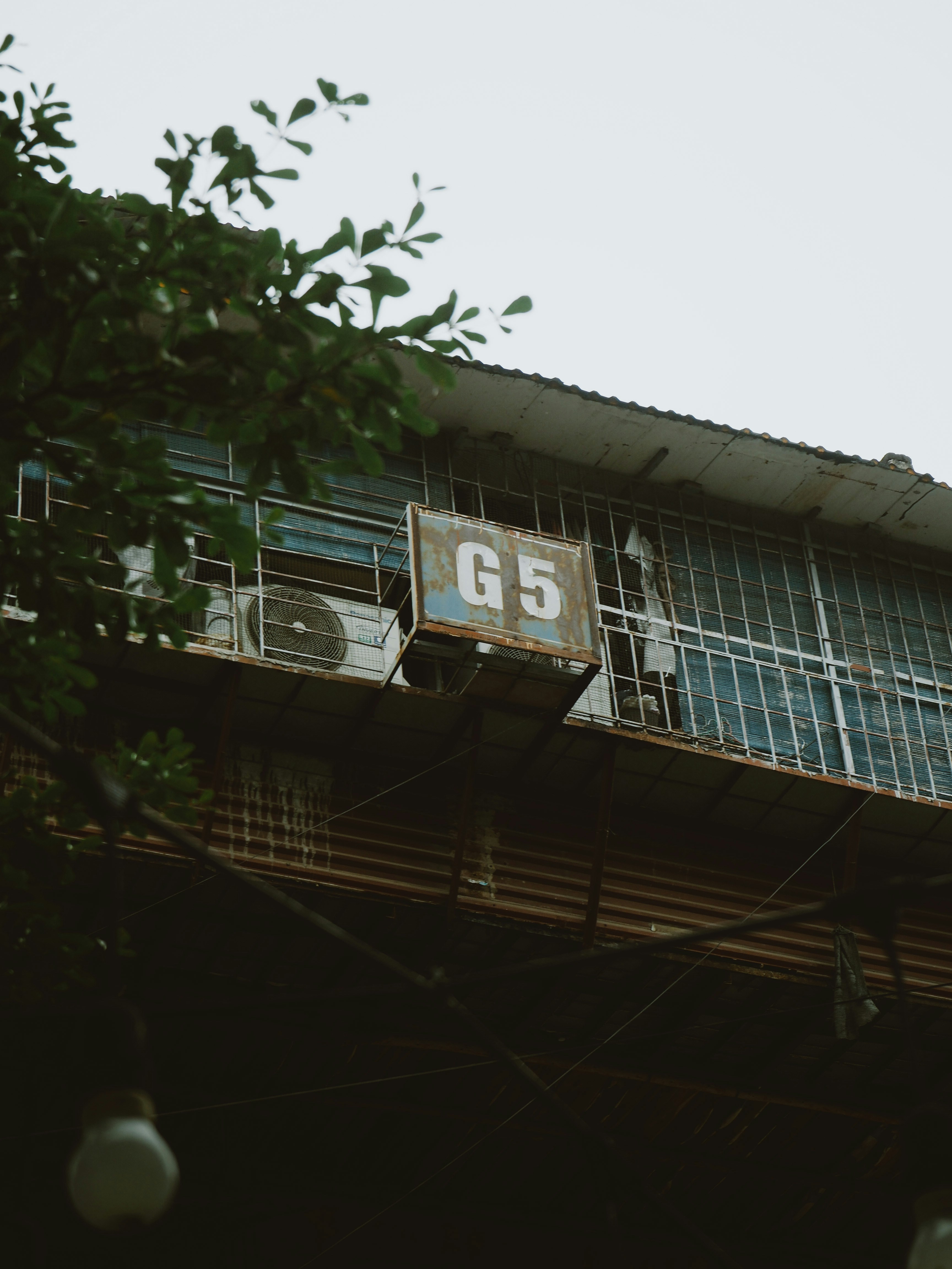a building with a sign that reads g5 on it