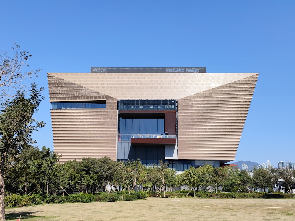 Un gran edificio con un techo triangular muy alto