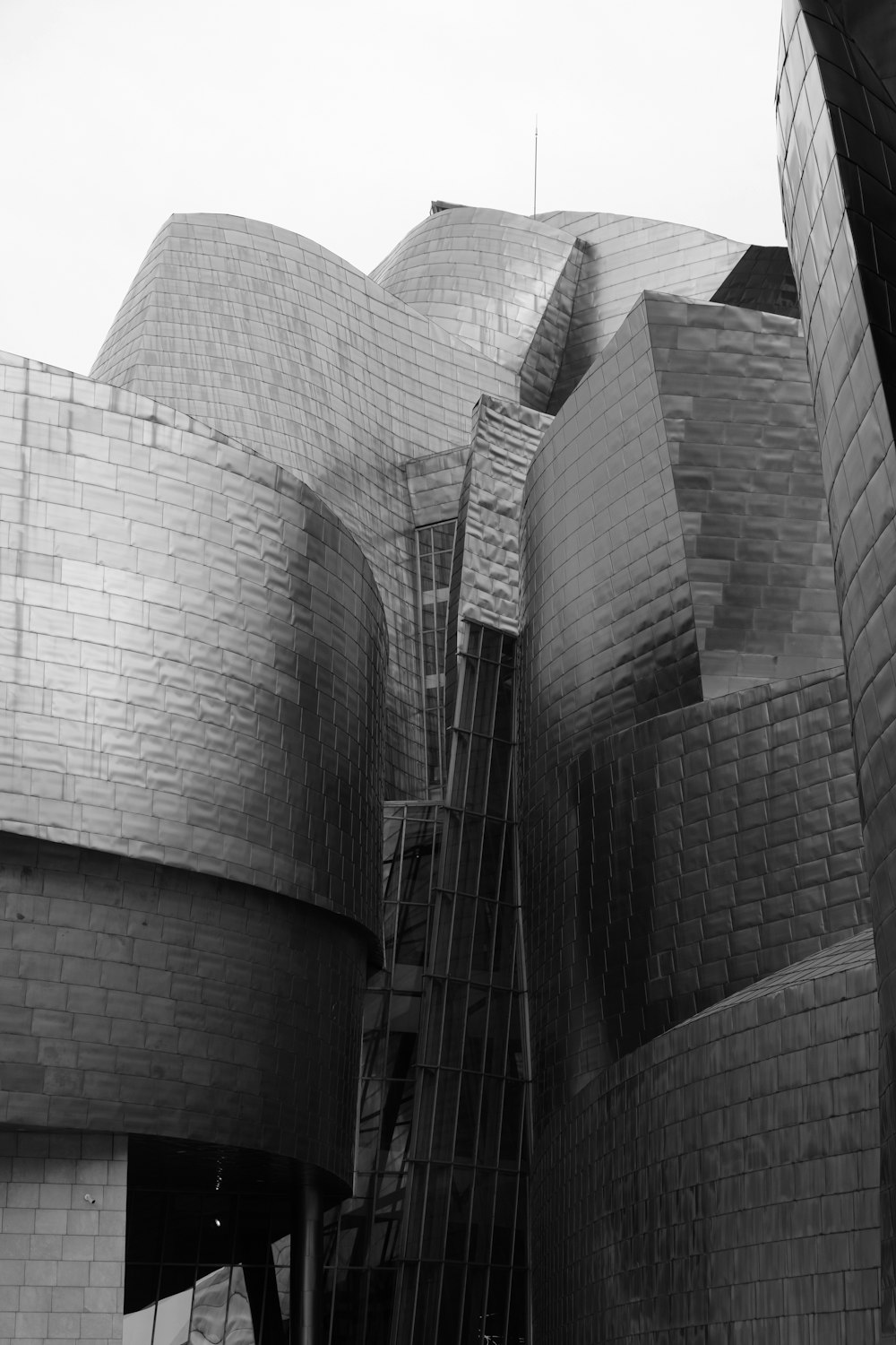 a black and white photo of a building