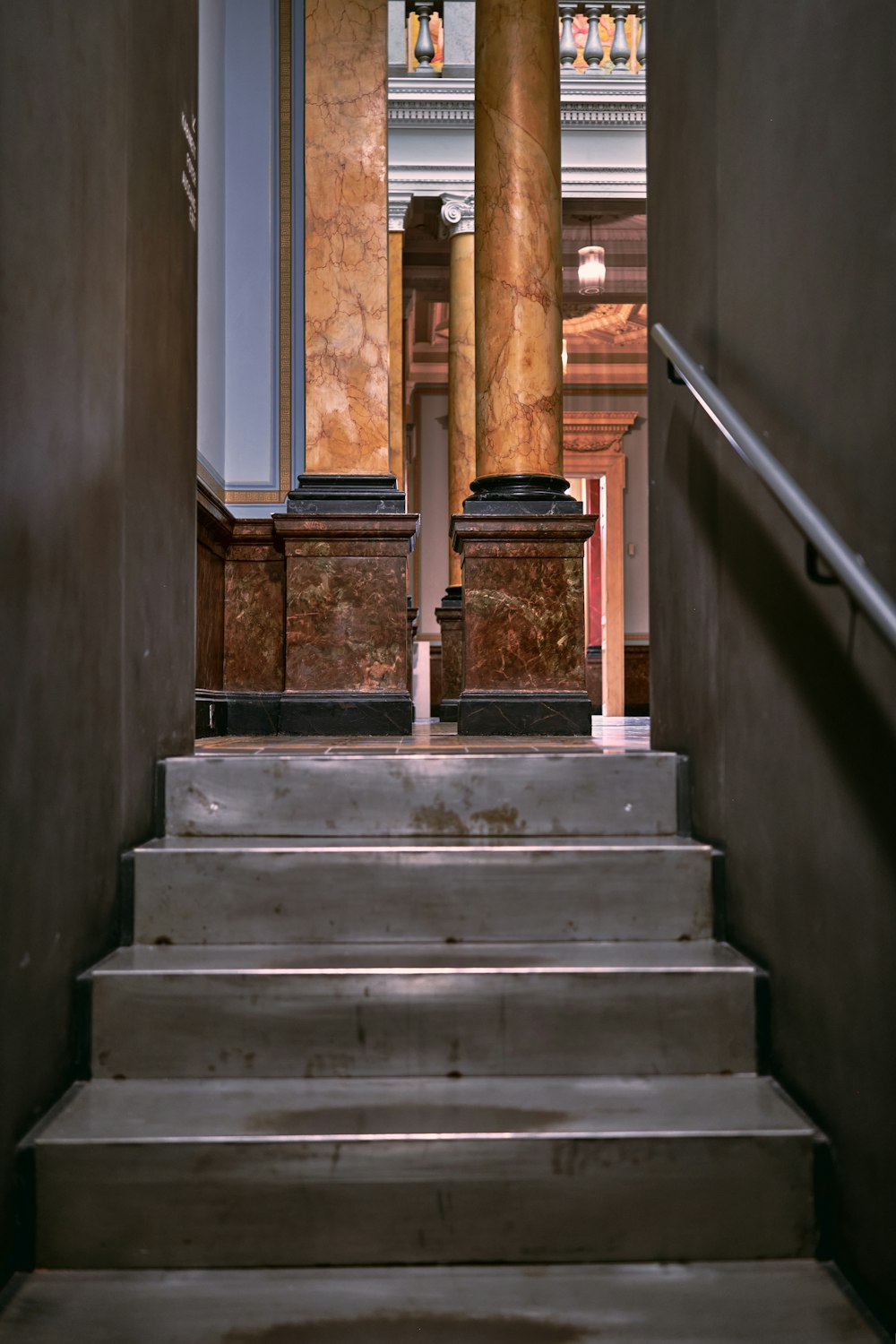 un escalier menant à un bâtiment