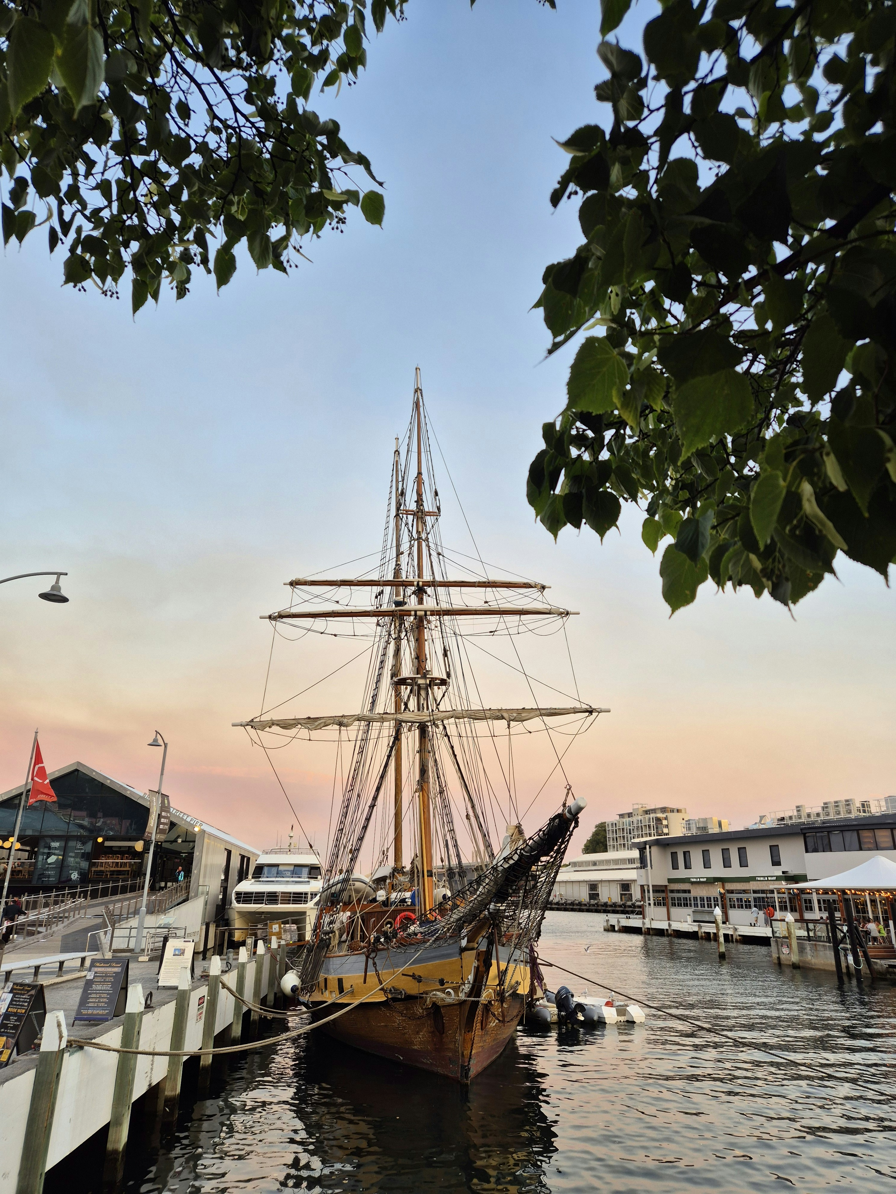 Un barco grande está atracado en un muelle