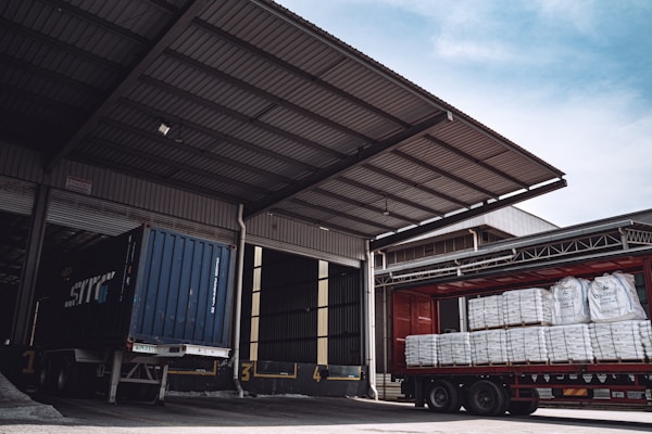 荷物を積んだ大型トラック