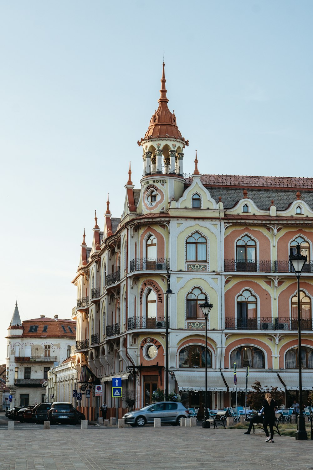 un grande edificio con una torre dell'orologio in cima