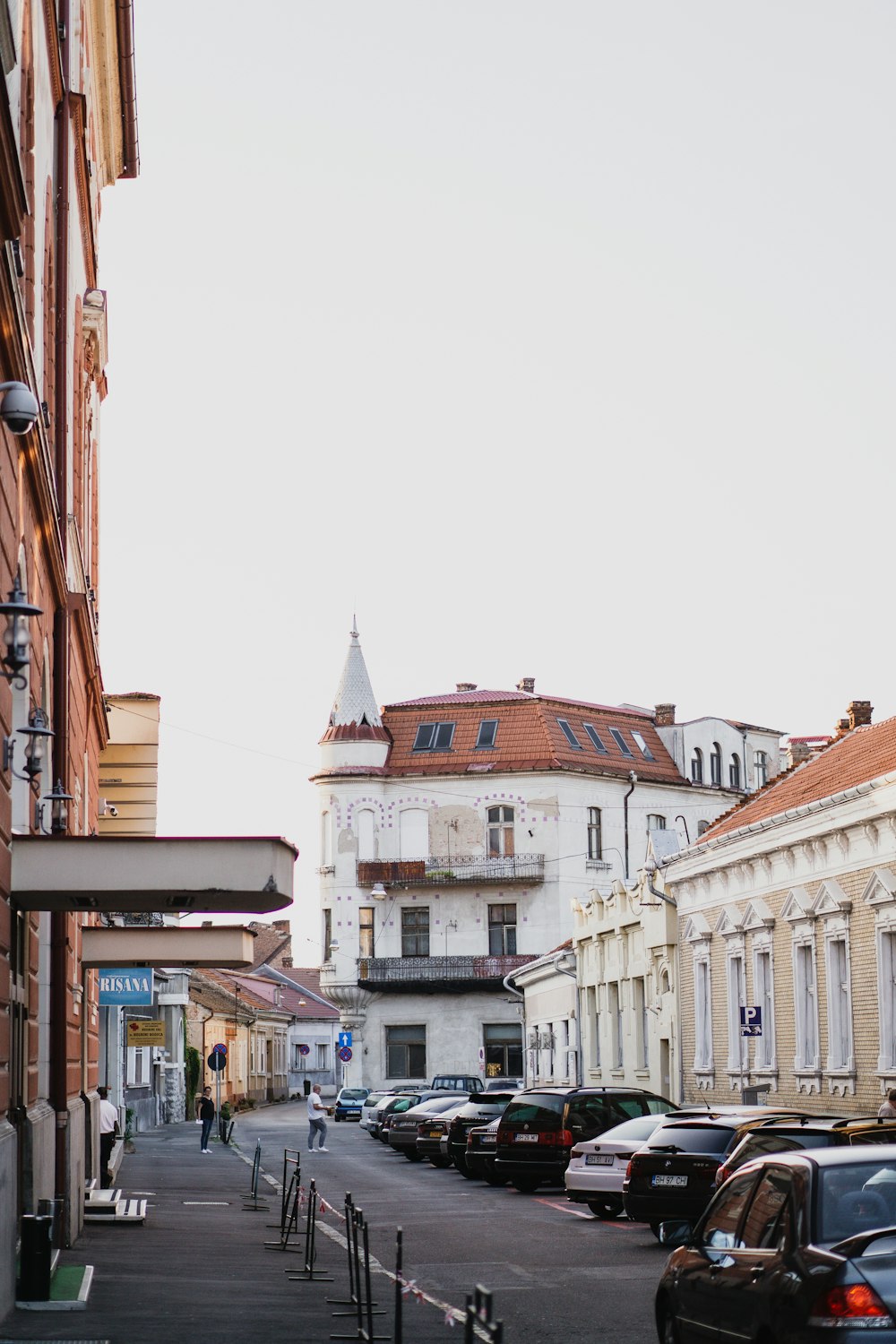 Une rue de la ville bordée de voitures garées à côté de grands immeubles