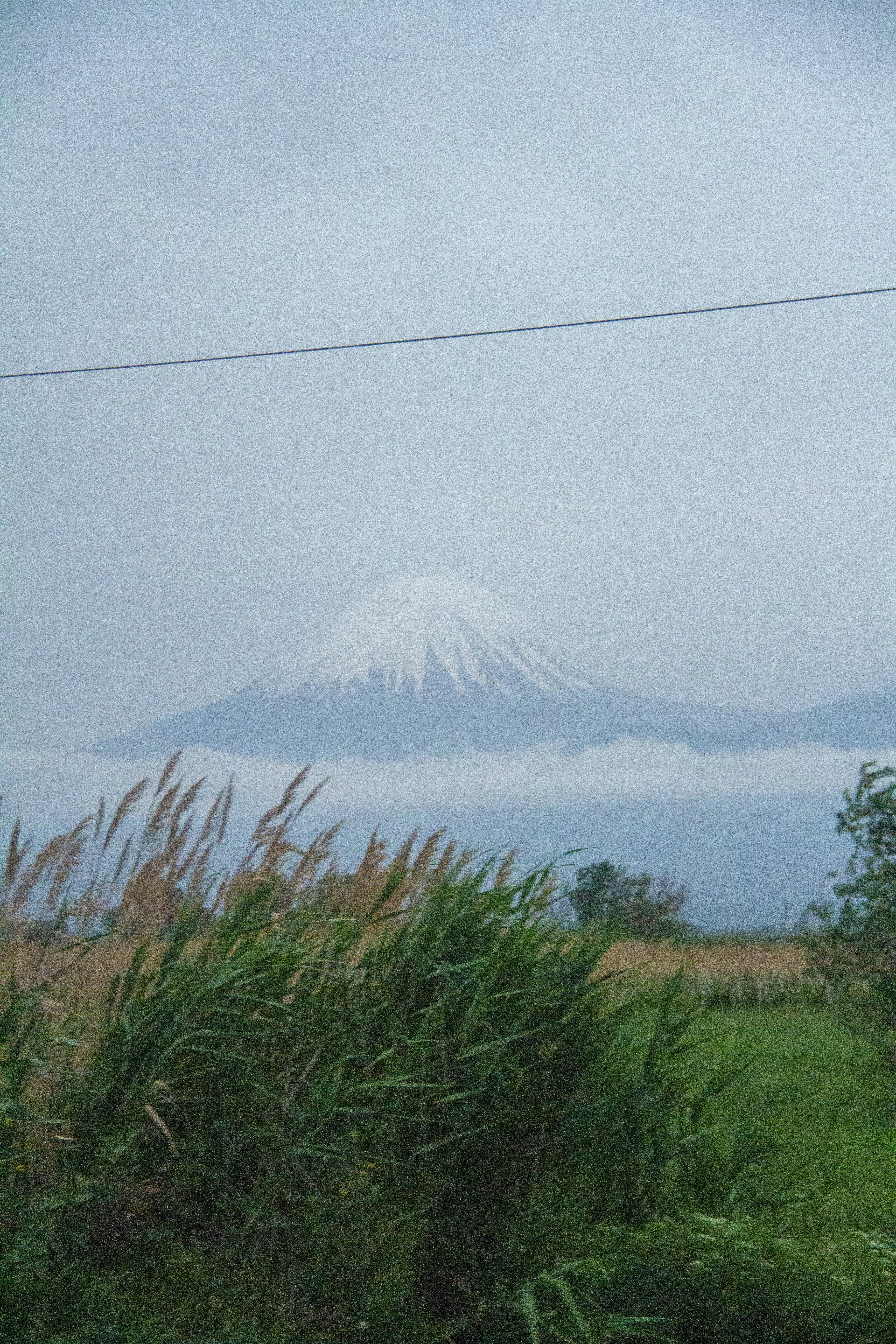 Una vista de una montaña nevada en la distancia