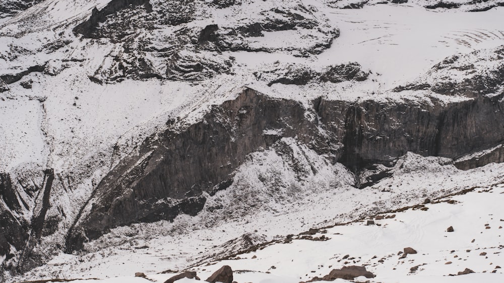 une montagne enneigée avec des rochers et de la neige