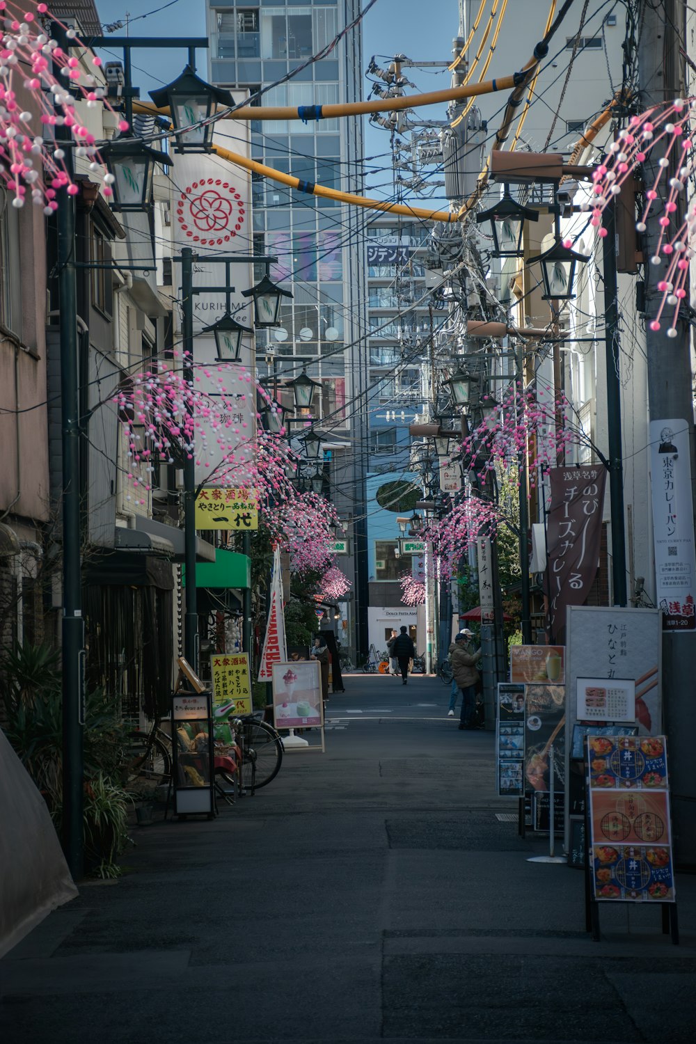 una calle estrecha de la ciudad bordeada de edificios altos