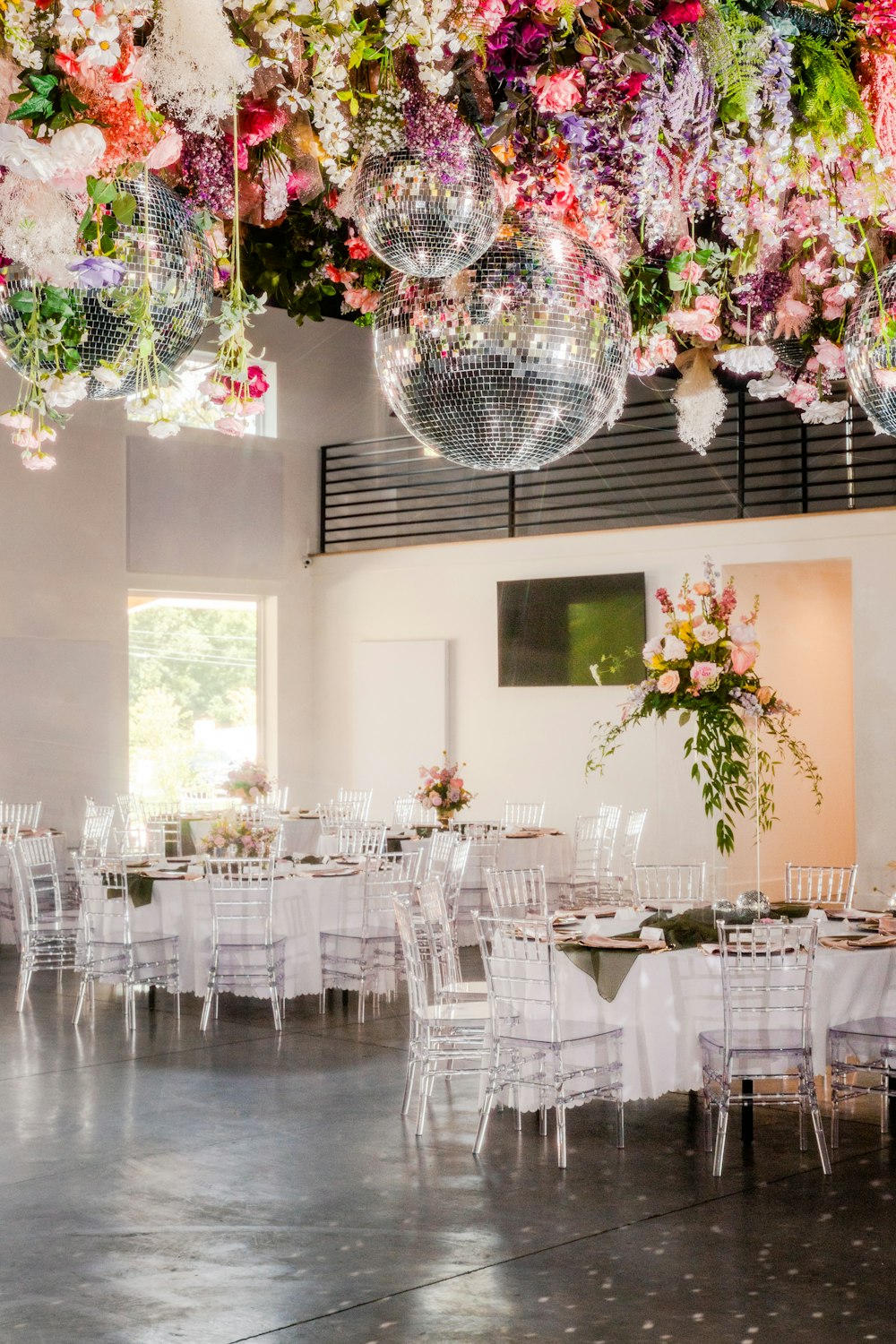 a room filled with lots of tables and chairs