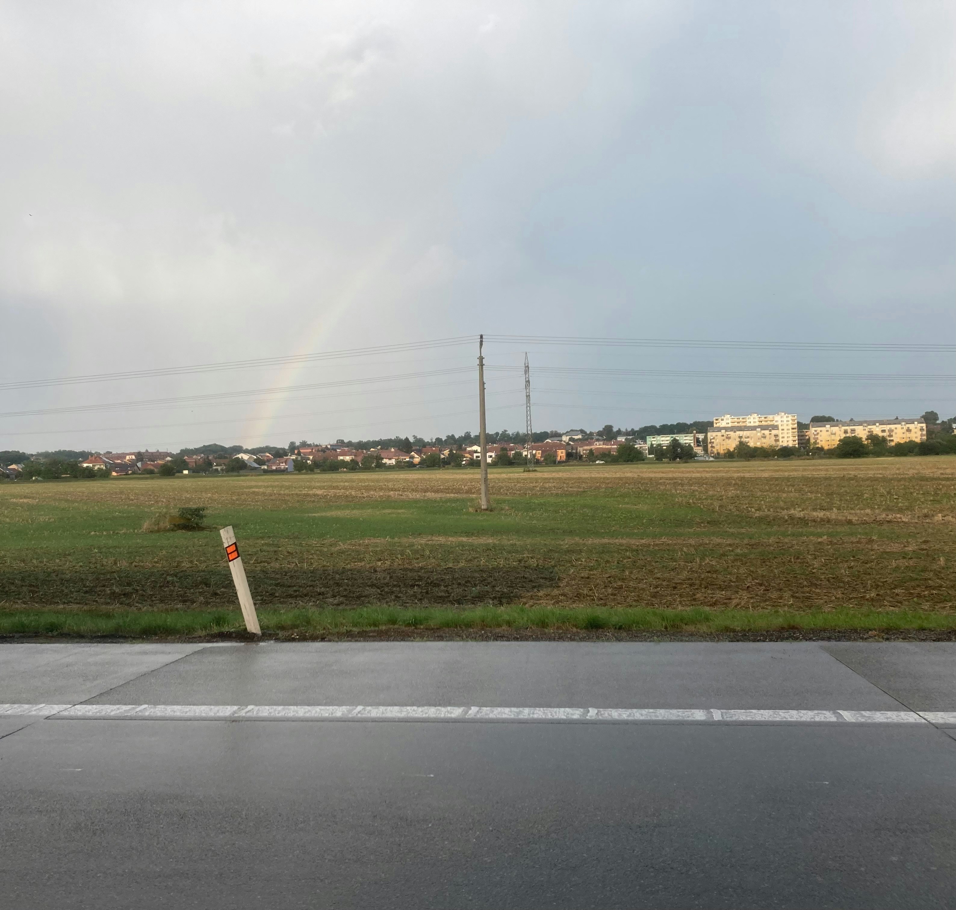 um arco-íris no céu sobre um campo de grama
