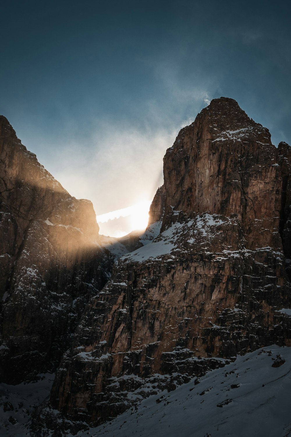 the sun shines through the clouds in the mountains