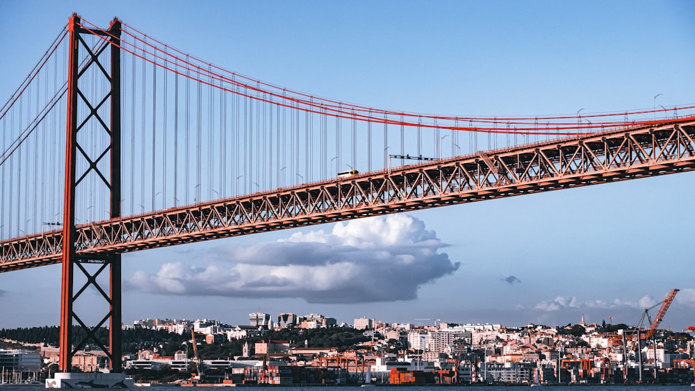 uma grande ponte que se estende sobre uma grande massa de água