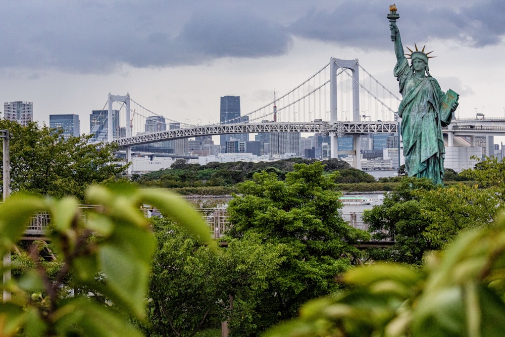 La Estatua de la Libertad se encuentra frente al horizonte de la ciudad