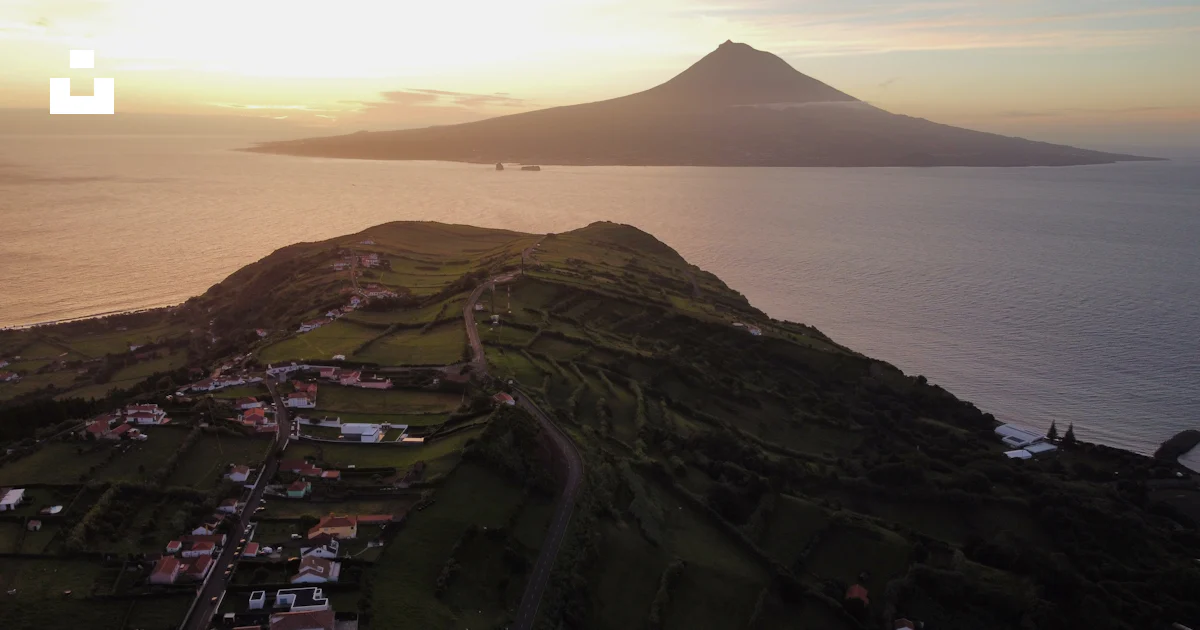Foto Uma Vista A rea De Uma Pequena Cidade E Uma Montanha Imagem De foto-uma-vista-a-rea-de-uma-pequena-cidade-e-uma-montanha-imagem-de