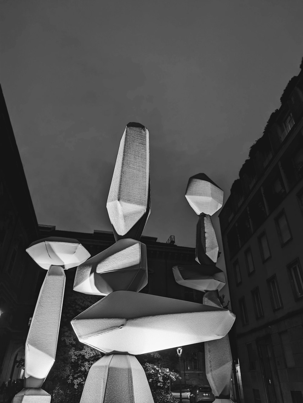 una foto in bianco e nero di una scultura