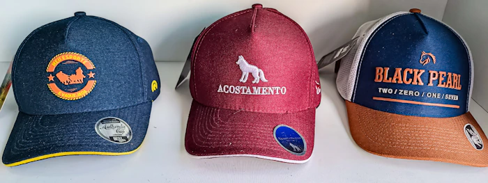 Gorras alineadas en estante