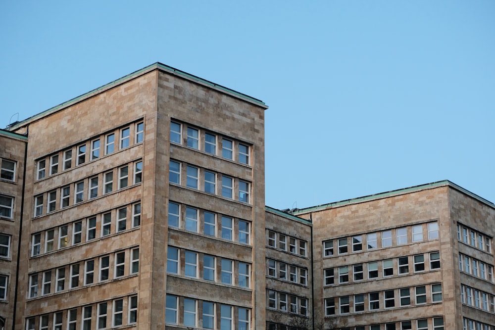 Un edificio alto con muchas ventanas en la parte superior